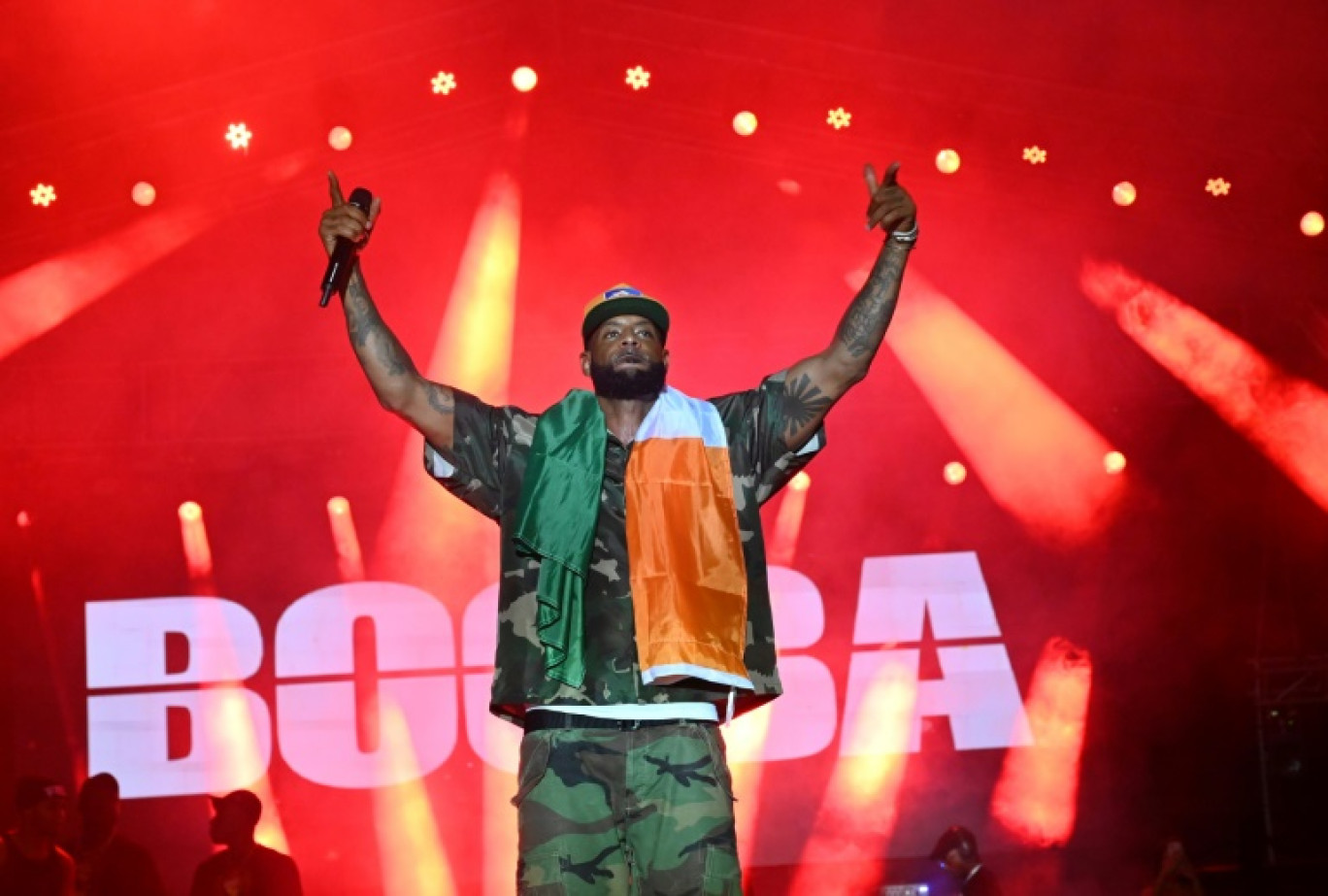 Le rappeur français Booba sur scène au 15ème festival des musiques urbaines d'Anoumabo, à Abidjan, le 30 avril 2023 © Issouf SANOGO