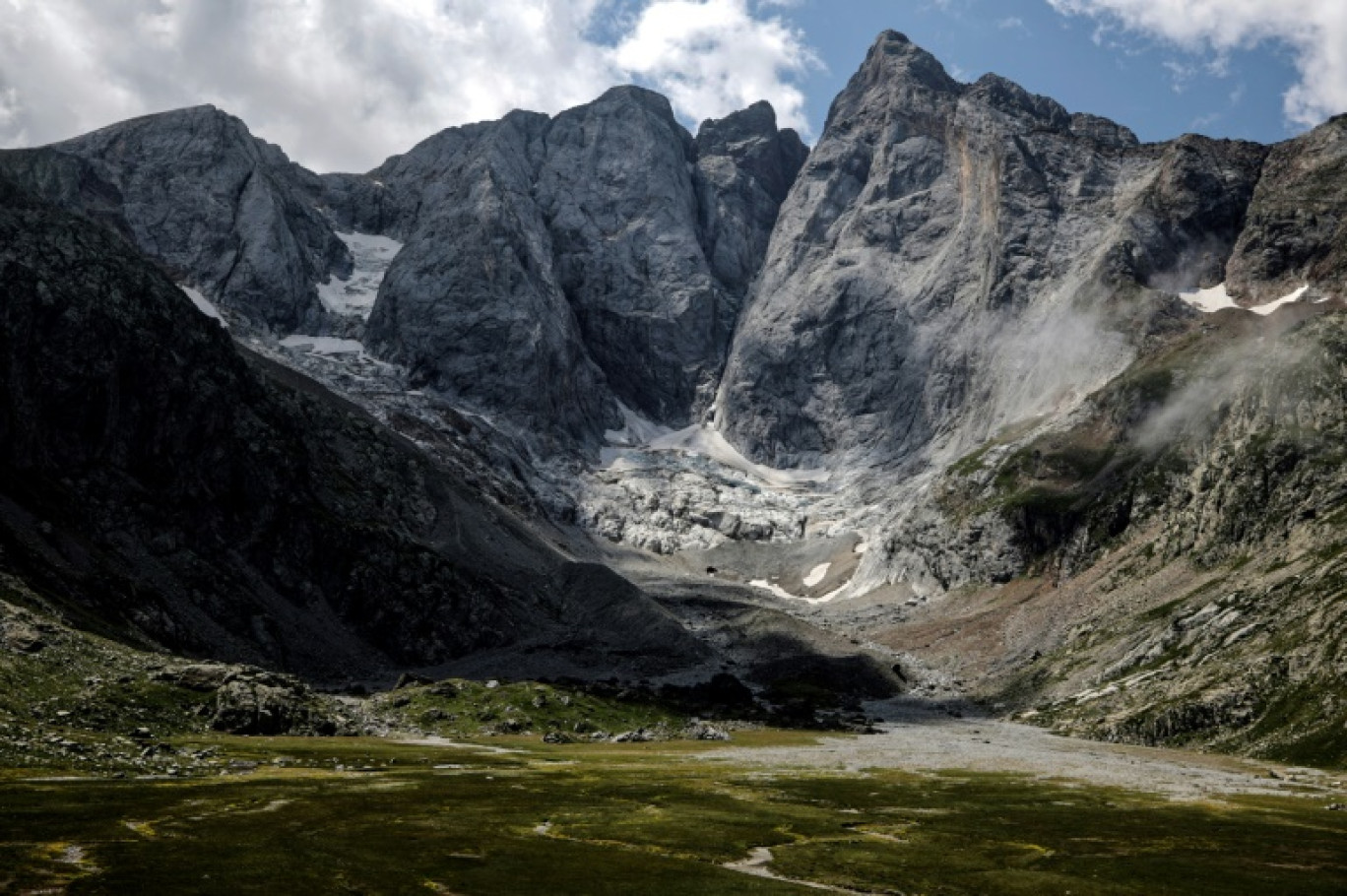 Le glacier des Oulettes de Gaube, dans le massif du Vignemale, dans les Hautes-Pyrénées, le 21 juillet 2023 © Valentine CHAPUIS