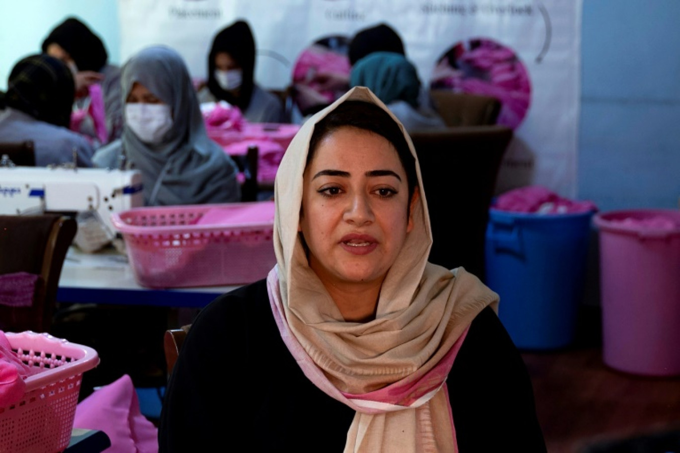 Arezo Osmani répond à une interview avec l'AFP dans son entreprise de fabrication de serviettes hygiéniques à Kaboul, le 31 juillet 2023 © Wakil KOHSAR