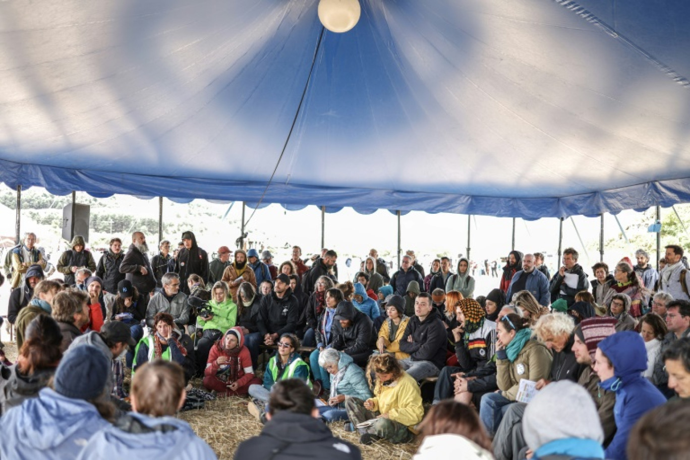 Des participants aux tables-rondes des Résistantes 2023 réunis à l'appel de plusieurs organisations écologistes, le 4 août 2023 à La Couvertoirade dans l'Aveyron © CHARLY TRIBALLEAU