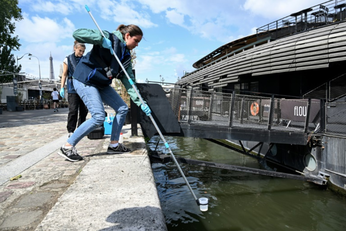 Prélèvement d'un échantillon d'eau le 4 juillet 2023 dans la Seine en vue d'une compétition test de natation pour les JO de Paris-2024, finalement annulée en raison de la pollution © Bertrand GUAY