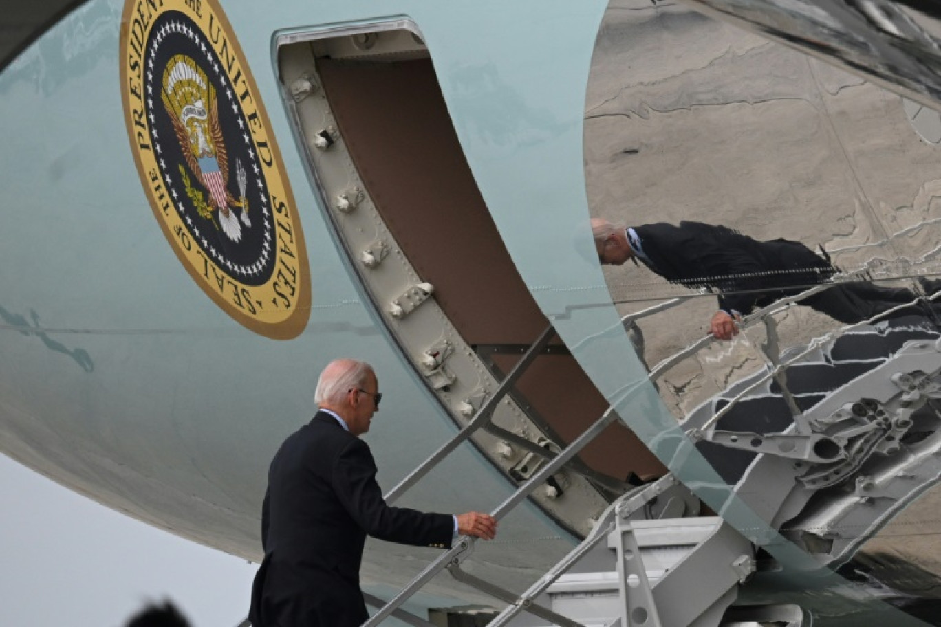 Le président Joe Biden embarque à bord d'Air Force One, lundi 7 août à Washington © Mandel NGAN