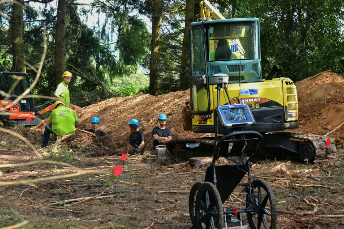 Recherches en cours pour retrouver les restes d'une trentaine de soldats allemands, exécutés par des résistants en juin 1944, le 16 août 2023 à Meymac, en Corrèze © PASCAL LACHENAUD