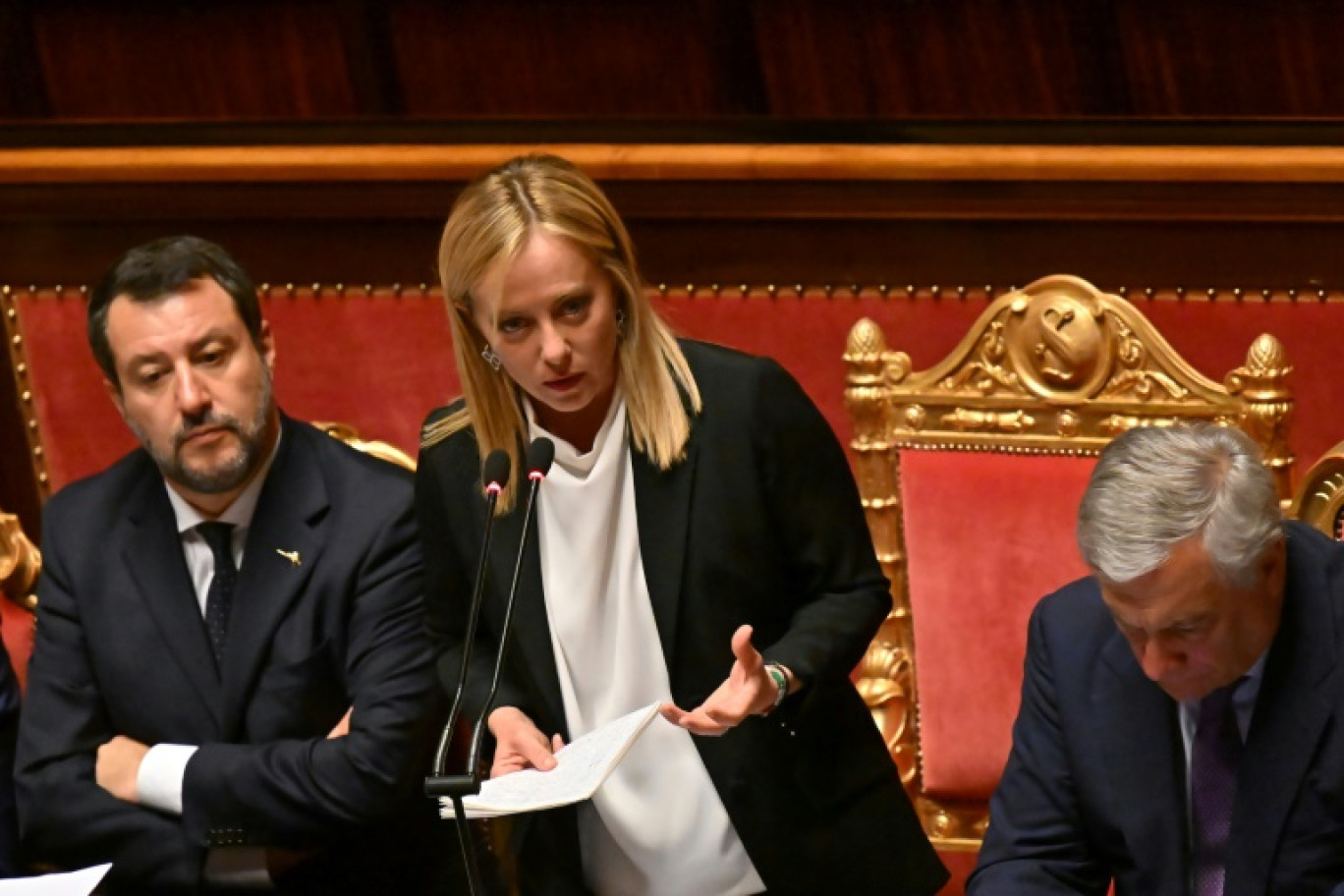 Giorgia Meloni, entourée de Matteo Salvini (g) et  Antonio Tajani (d), au Sénat à Rome, le 26 octobre 2022 © Alberto PIZZOLI