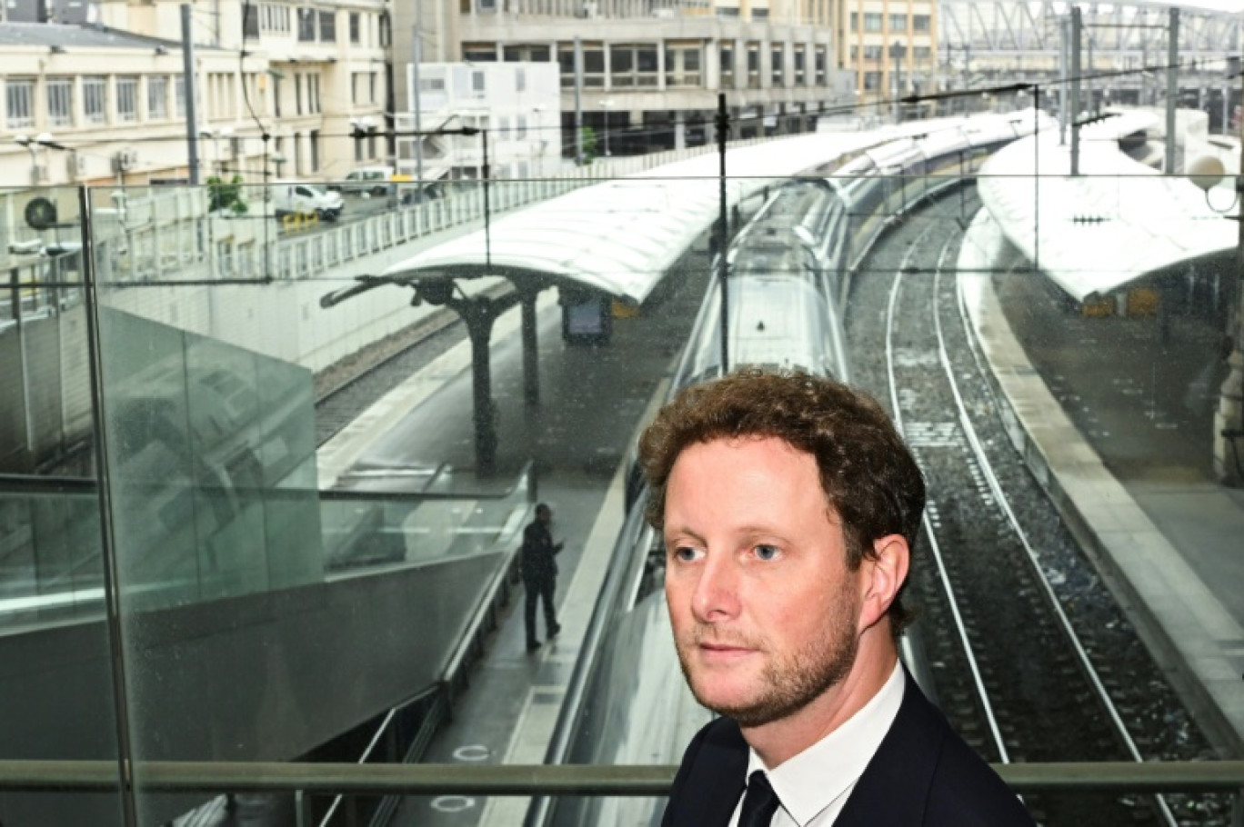 Le ministre délégué aux Transports, Clément Beaune, lors d'un déplacement à la Gare du Nord à Paris le 3 août 2023 © STEFANO RELLANDINI