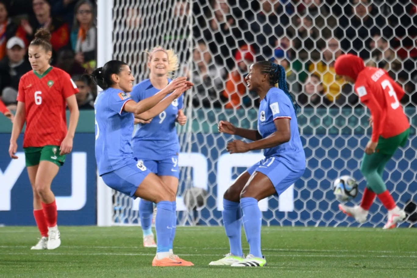 La milieu de terrain française Kenza Dali célèbre avec l'attaquante Kadidiatou Diani après avoir marqué le deuxième but de son équipe pendant le huitième de finale de la Coupe du monde féminine entre la France et le Maroc le 8 août 2023 © FRANCK FIFE