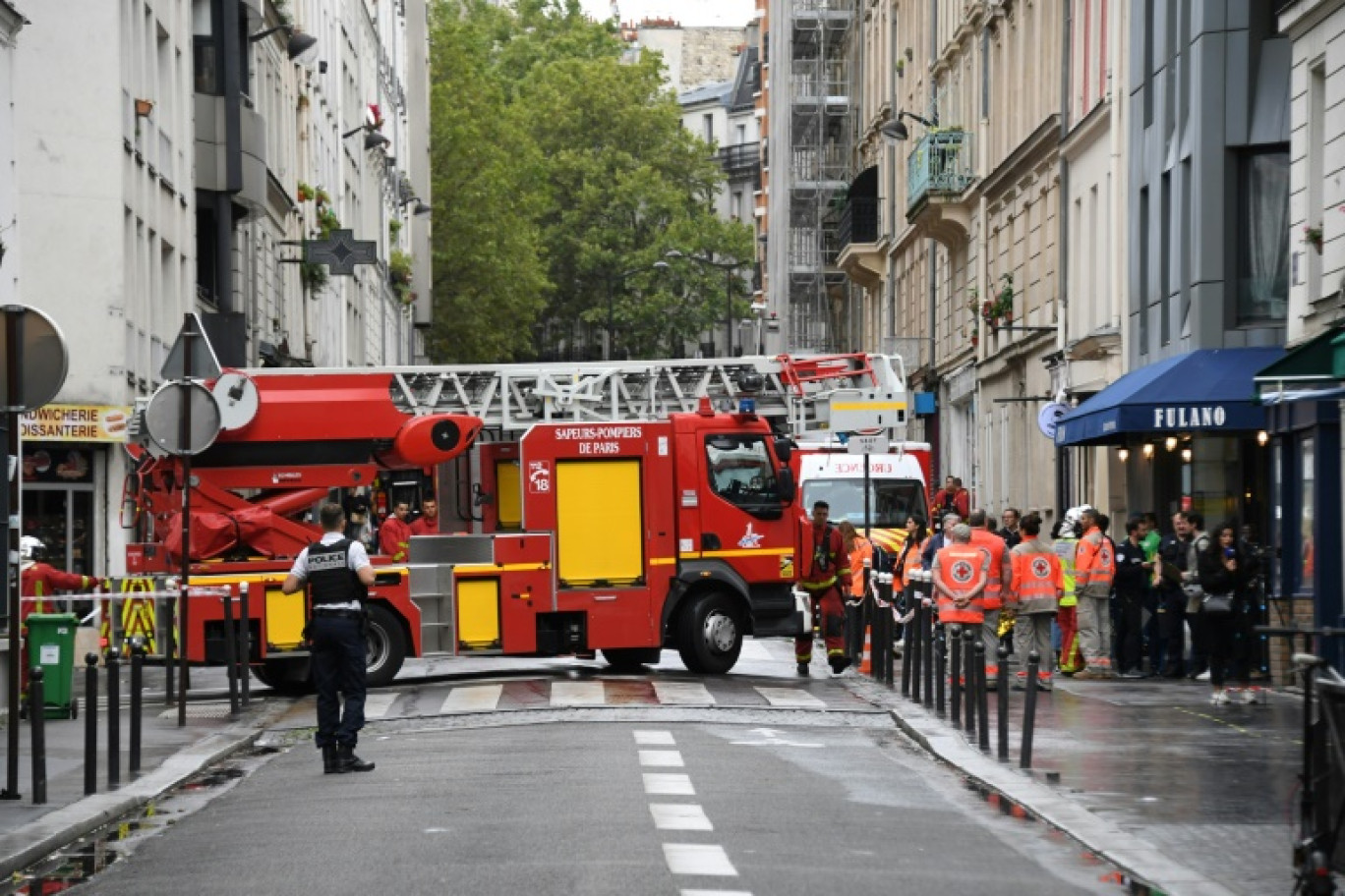 Un camion de pompiers sur les lieux de l'explosion dans le 18e arrondissement de Paris, le 5 août 2023 © Bertrand GUAY