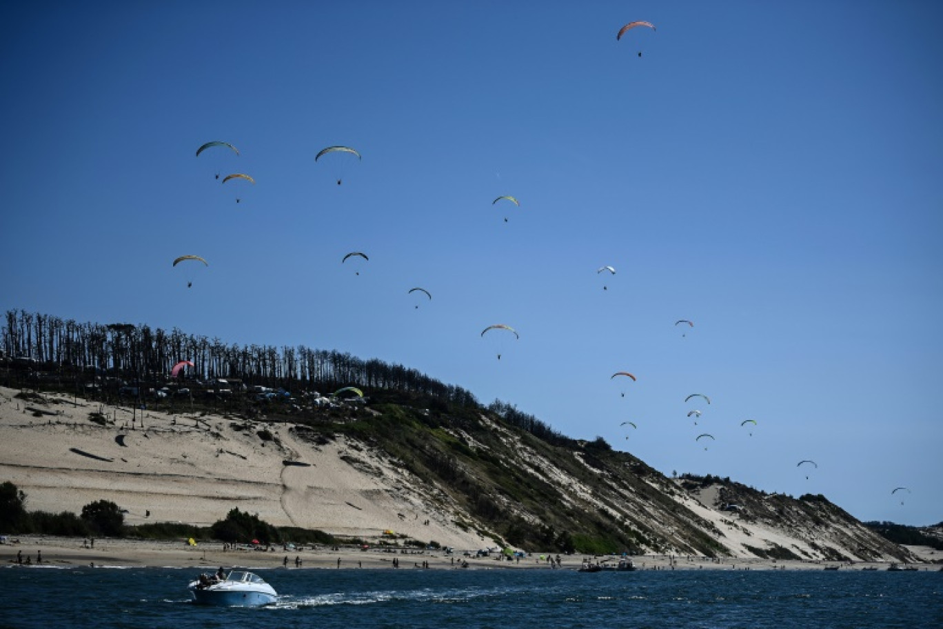 Des parapentes au-dessus de la Dune du Pilat à La Teste-de-Buch, en Gironde, le 8 août 2023 © Christophe ARCHAMBAULT