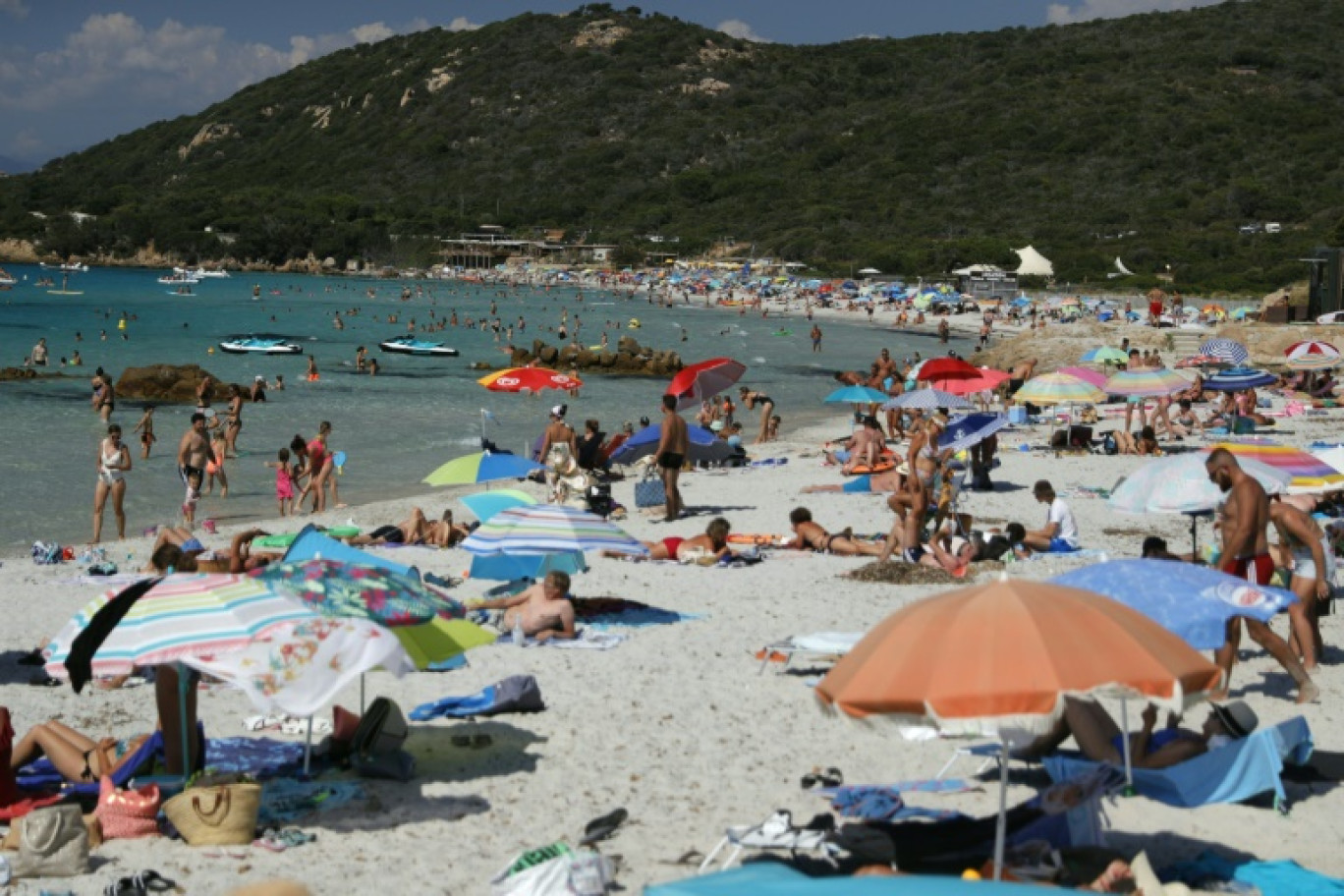 Des vacanciers sur la plage corse de Mare e Sol à Pietrosella, le 12 août 2023 © Pascal POCHARD-CASABIANCA