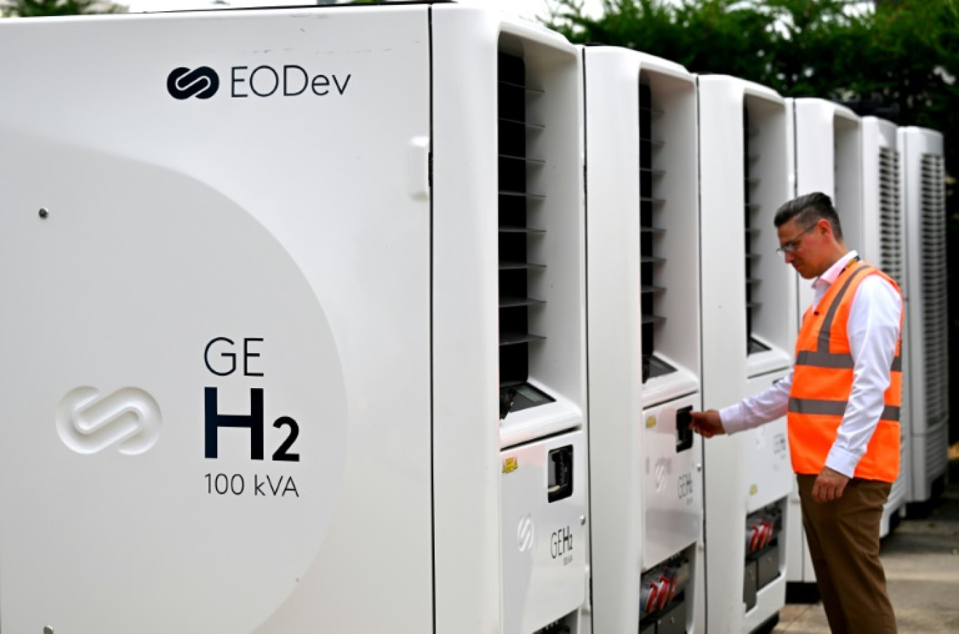 Des générateurs à hydrogène (sans émission de CO2) prêts à être livrés devant l'usine Eodev Eneria CAT à Montlhéry, près de Paris, le 20 juin 2023 © Emmanuel DUNAND