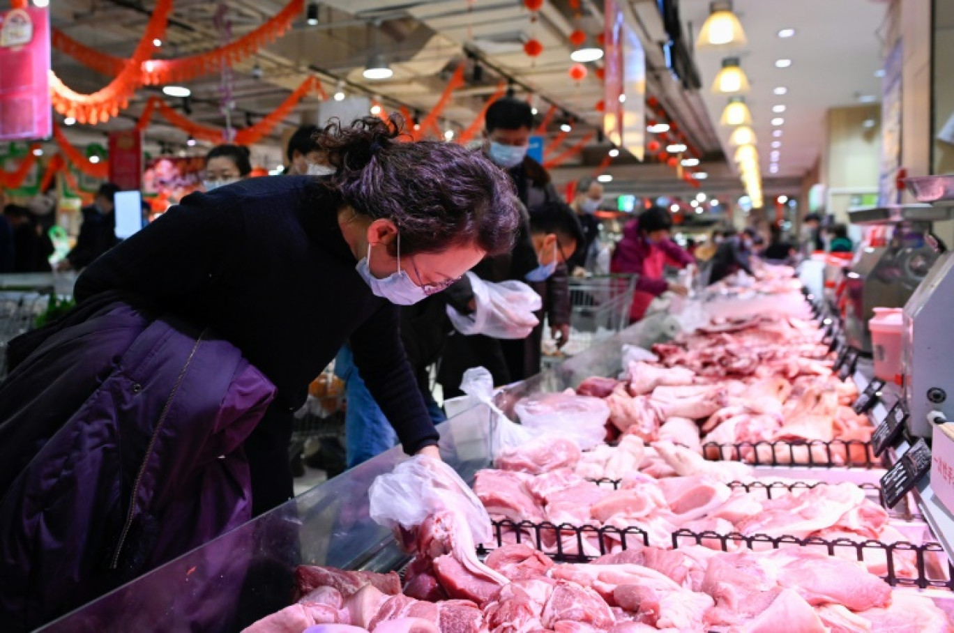 Consommatrice dans un supermarché à Pékin le 10 février 2021 © WANG Zhao