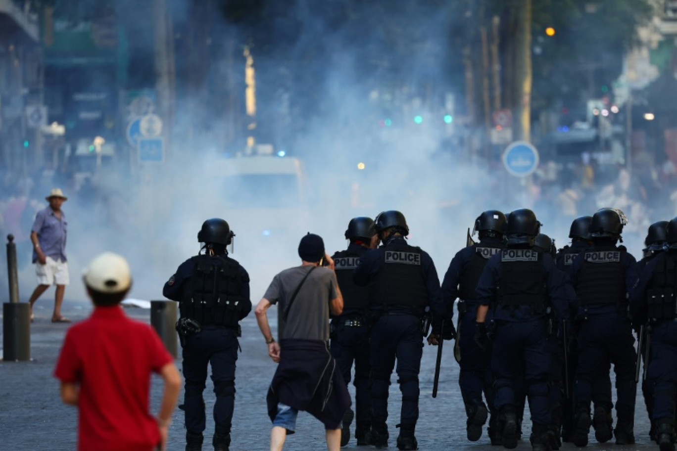 Des policiers essaient de disperser des manifestants le 1er juillet 2023 à Marseille, lors des émeutes ayant suivi la mort à Nanterre de Nahel © CLEMENT MAHOUDEAU