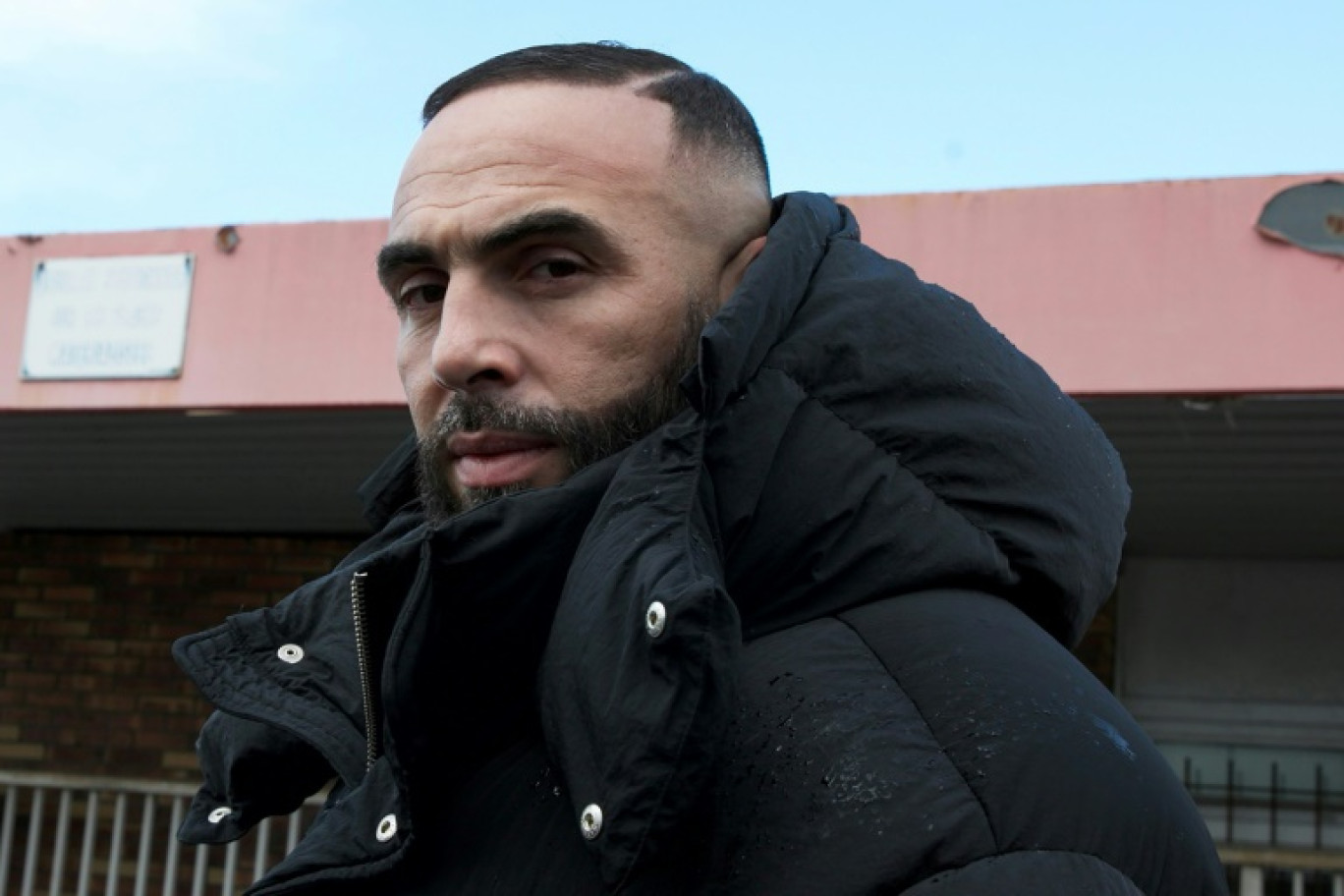 Le rappeur Médine participe à une manifestation avec des grévistes devant un site de Totalenergie à Gonfreville-L'Orcher (Seine-Maritime) le 24 mars 2023 © LOU BENOIST