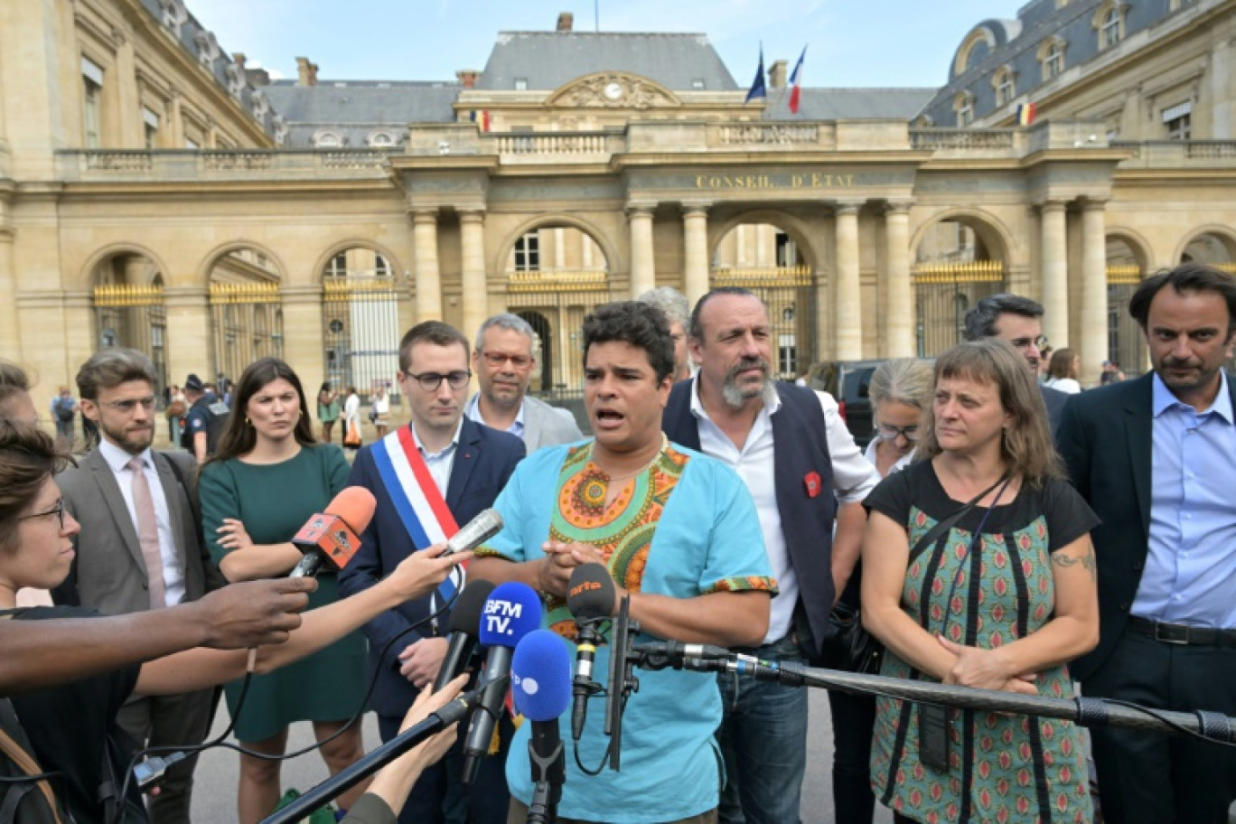 Basile Dutertre, qui se présente comme "une des voix des Soulèvements de la terre", s'exprime le 8 août 2023 à Paris avant une audience au Conseil d'Etat © ALAIN JOCARD