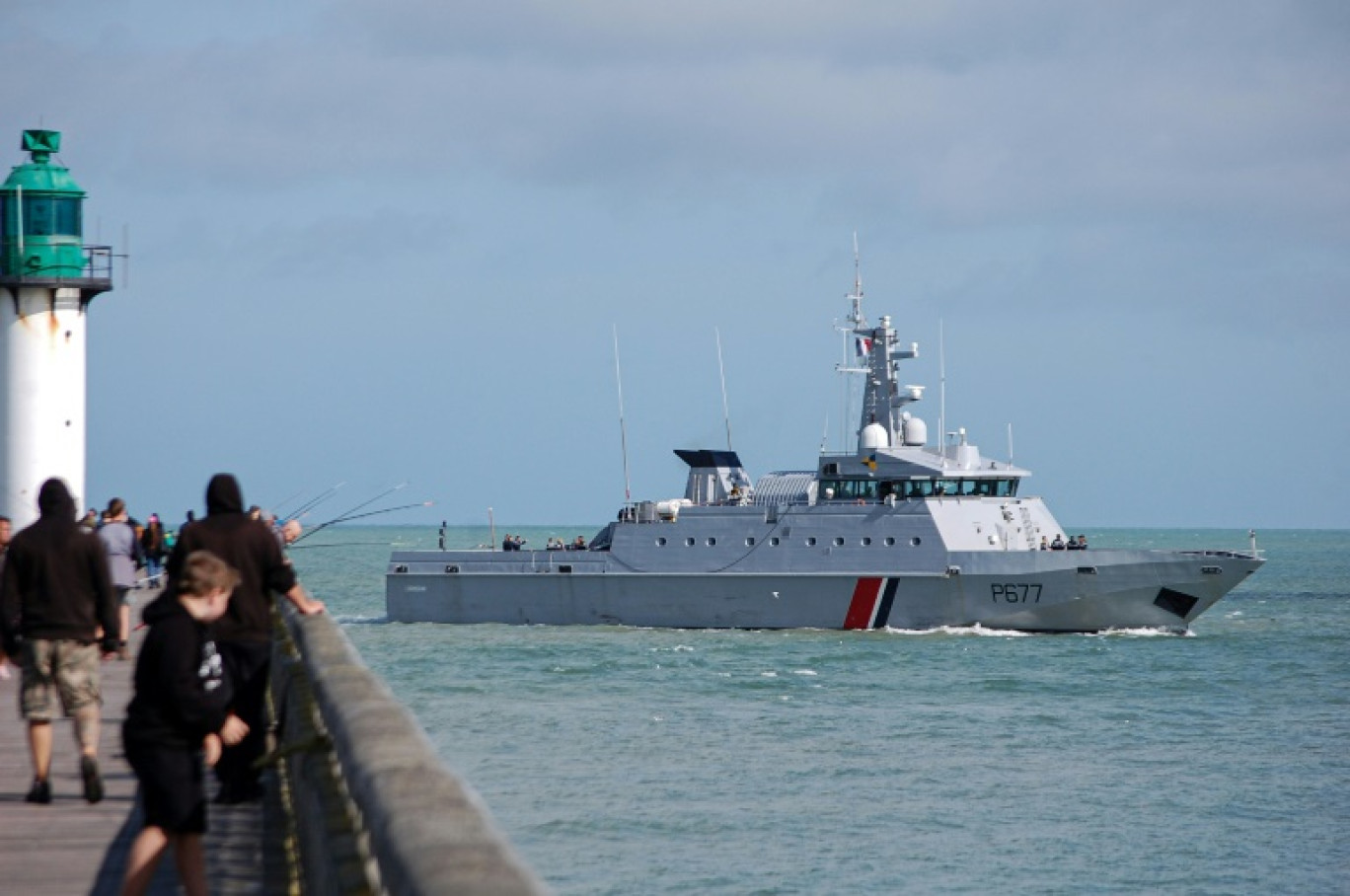 Le patrouilleur français Cormoran lors d'opérations de secours franco-britanniques après le naufrage d'une embarcation de migrants dans la Manche, le 12 août 2023 dans le port de Calais © Bernard BARRON