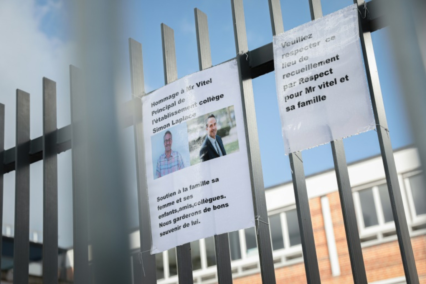 L'entrée du collège Pierre Simon De Laplace de Lisieux, le 12 août 2023, au lendemain de la découverte du corps de son principal, dont les causes de la mort ne sont pas élucidées © LOU BENOIST