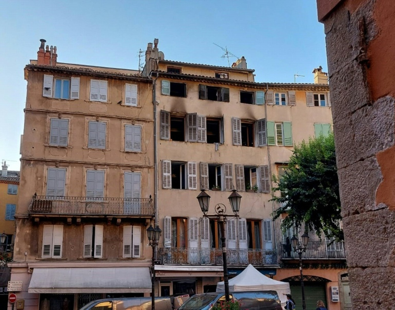 La façade calcinée d'un immeuble après un incendie qui a fait trois morts dans le centre historique de Grasse, le 13 août 2023 © Vincent-Xavier MORVAN