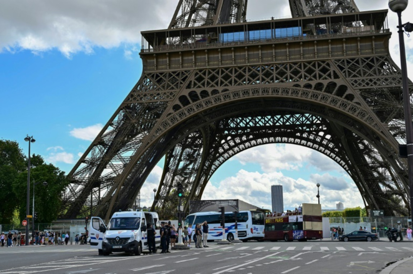 Des CRS sous la tour Eiffel après une alerte à la bombe qui a entraîné l'évacuation des trois étages, le 12 août 2023 à Paris © MIGUEL MEDINA