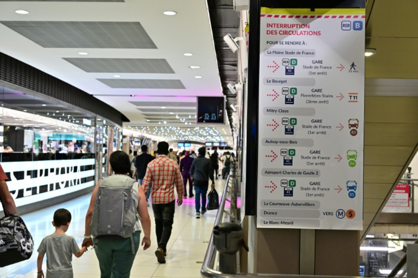 Un panneau informe les voyageurs des transports de substitution pendant la fermeture du RER B, le 13 août 2023 à la gare du Nord à Paris © Miguel MEDINA