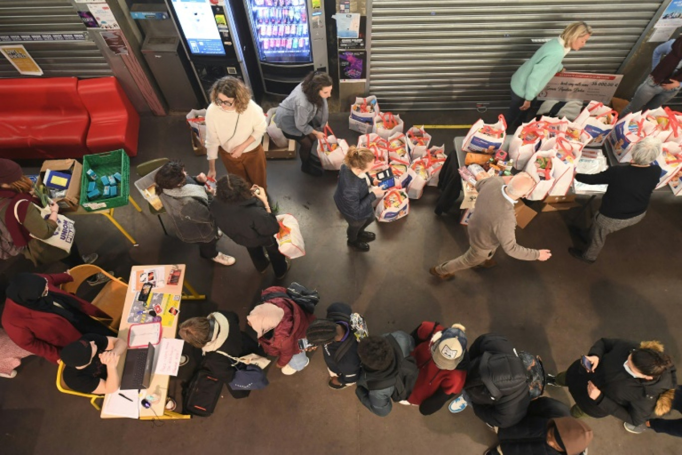 Des étudiants font la queue à l'épicerie gratuite sur le campus de l'Université Rennes 2, le 13 mars 2023 © JEAN-FRANCOIS MONIER