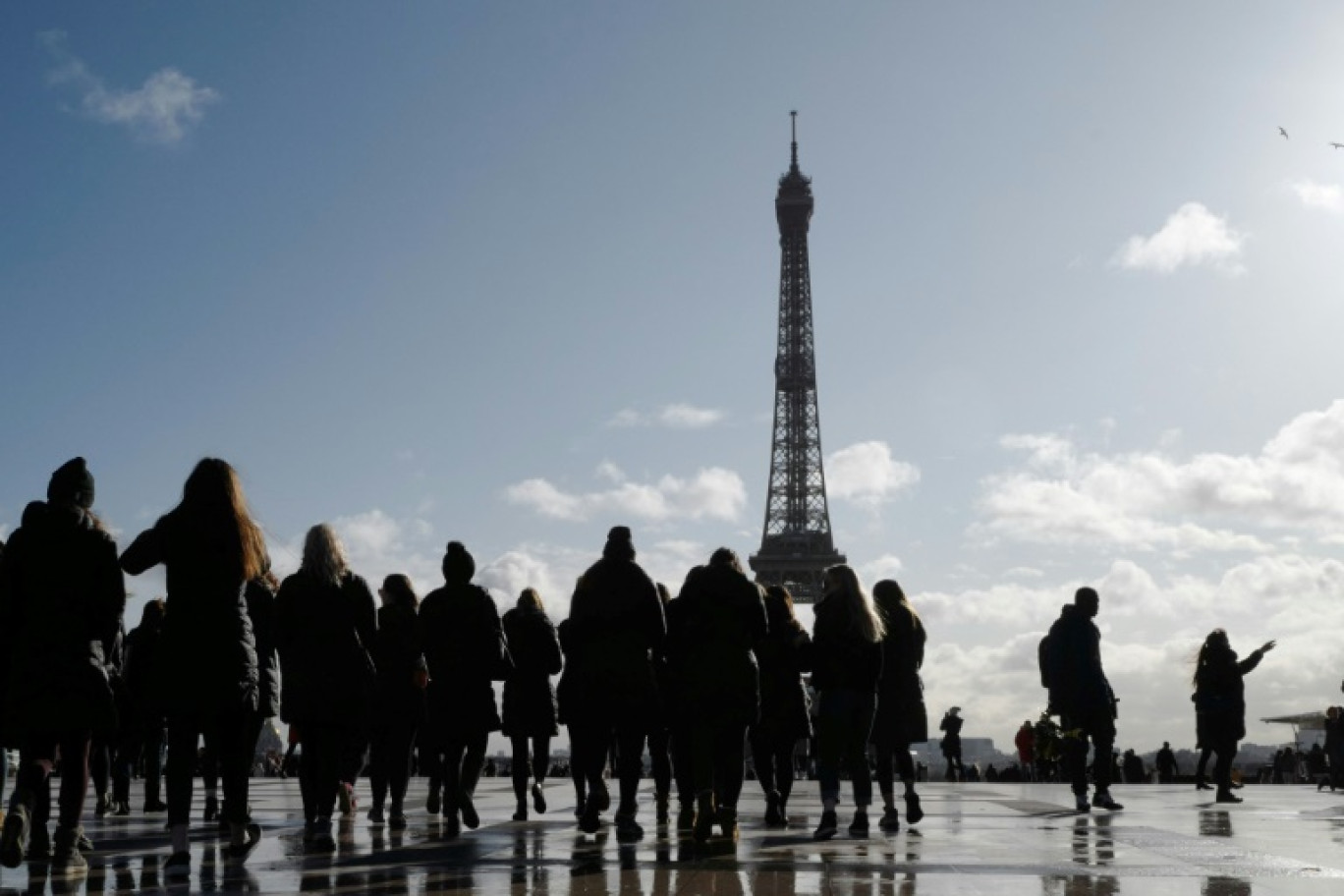 Une enquête a été ouverte à Paris après deux fausses alertes à la bombe samedi 12 août 2023 qui ont provoqué deux évacuations de la Tour Eiffel le même jour © Ludovic MARIN