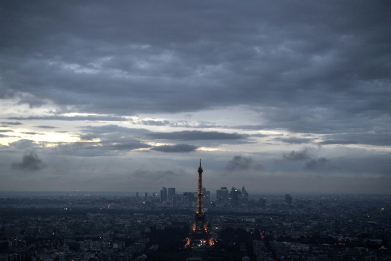 Deux touristes américains ivres passent la nuit dans la Tour Eiffel © Christophe ARCHAMBAULT