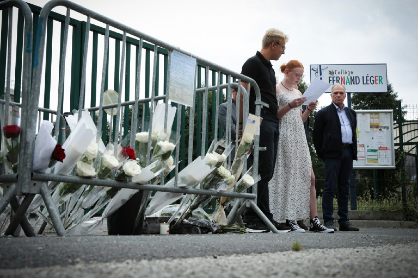 Des élèves rendent hommage, le 15 août 2023 à Livarot (Calvados), à Stéphane Vitel, leur ancien professeur, devenu principal d'un collège de Lisieux, où celui-ci a été retrouvé mort quatre jours aupravant © LOU BENOIST