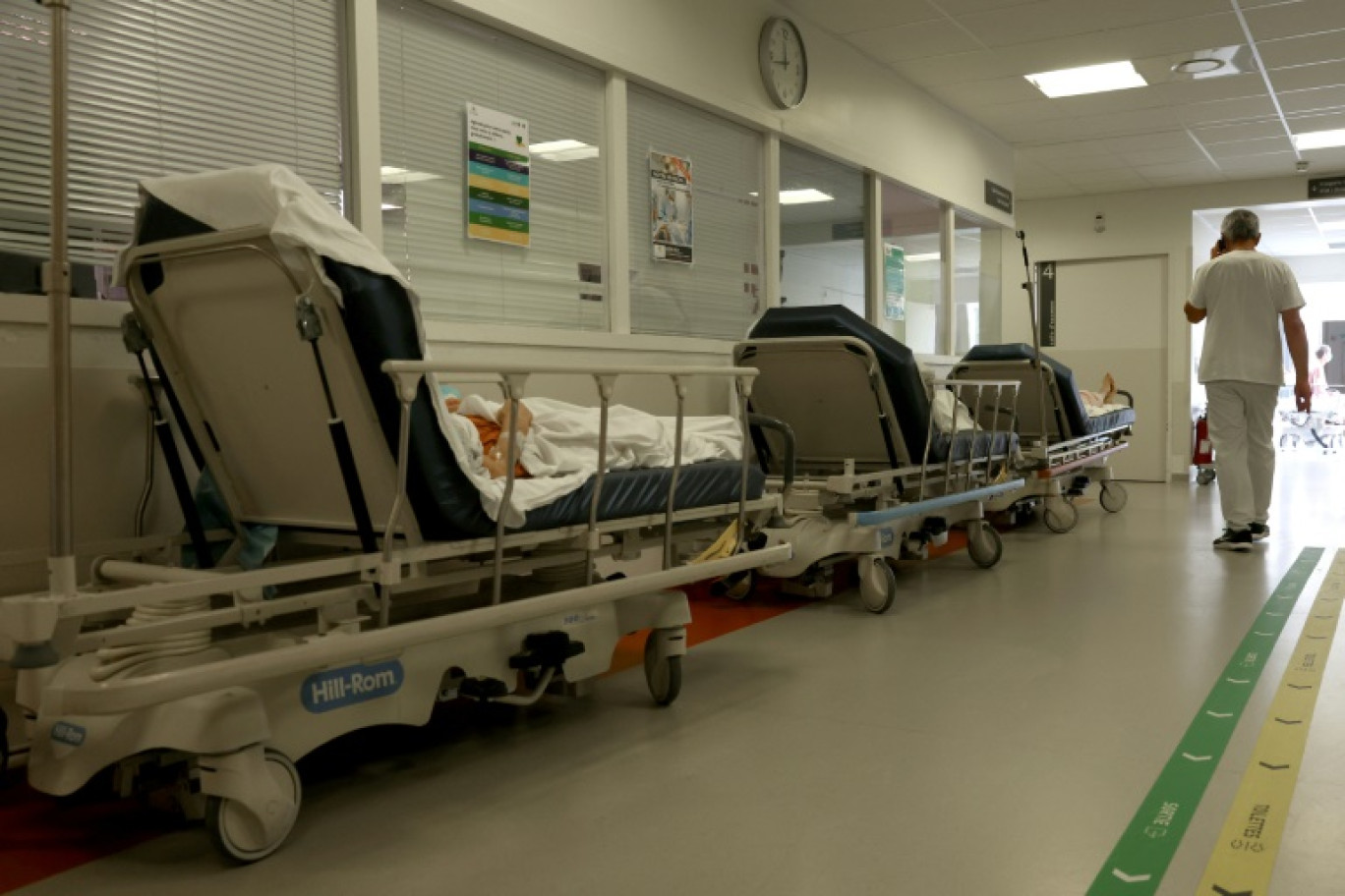 Des malades patientent dans le couloir du service des urgences de l'hôpital d'Arcachon (Gironde), le 10 août 2023 © ROMAIN PERROCHEAU