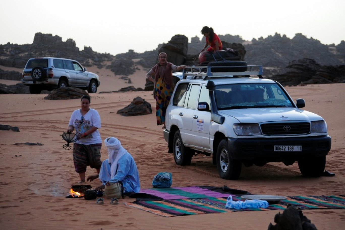 Des guides touristiques installent un campement près de l'oasis de Djanet, le 28 juillet 2023 en Algérie © -