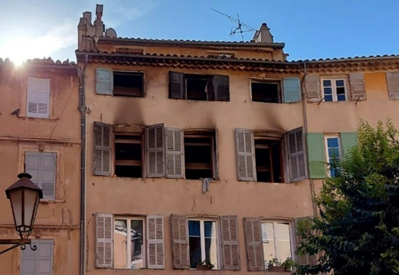 La façade calcinée d'un immeuble après un incendie qui a fait trois morts dans le centre historique de Grasse, le 13 août 2023 dans les Alpes-Maritimes © Vincent-Xavier MORVAN