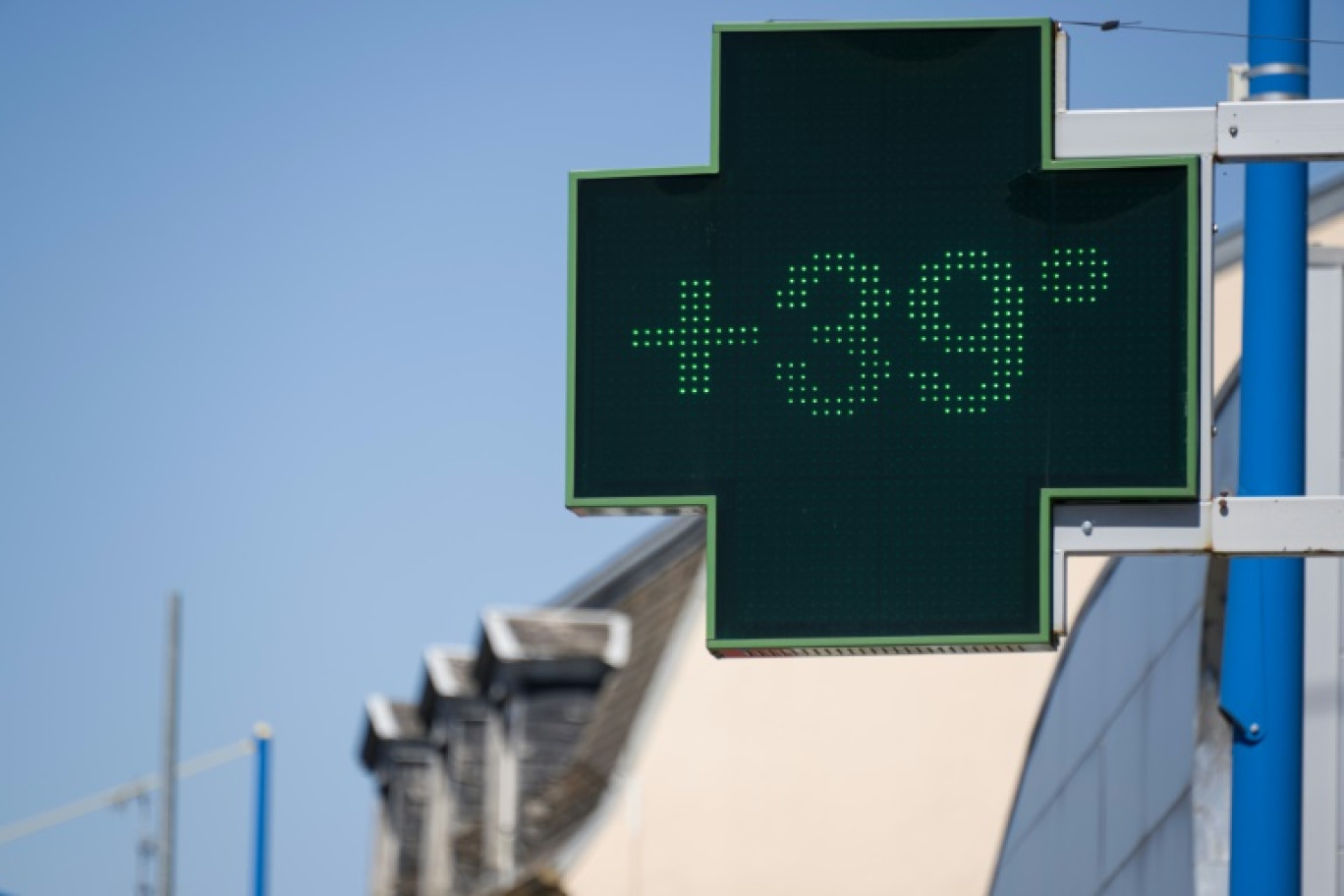 Un thermomètre de pharmacie indique une température de 39° C, le 4 août 2022 à Wittenheim, dans l'est de la France © SEBASTIEN BOZON