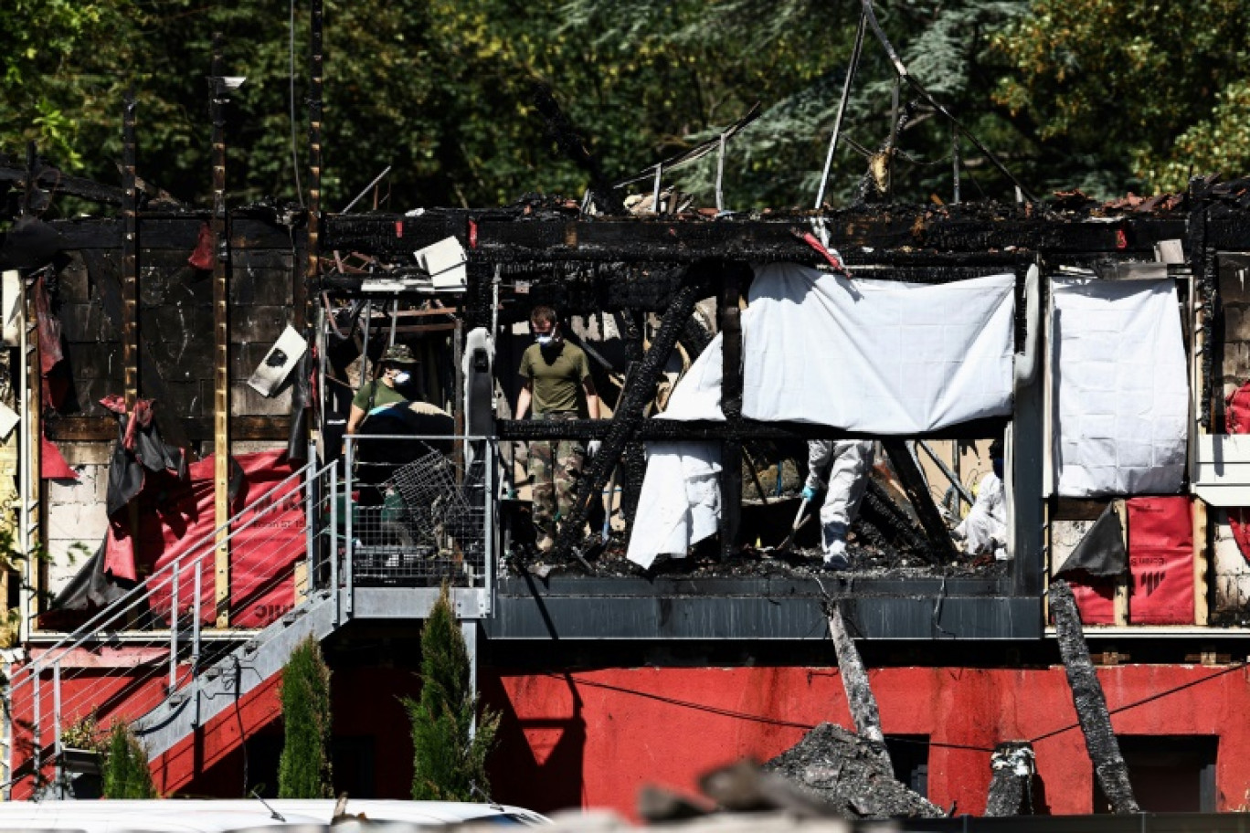 Des soldats et médecins légistes sur les lieux d'un incendie à Witzenheim, le 9 août 2023 dans le Haut-Rhin © Sebastien BOZON