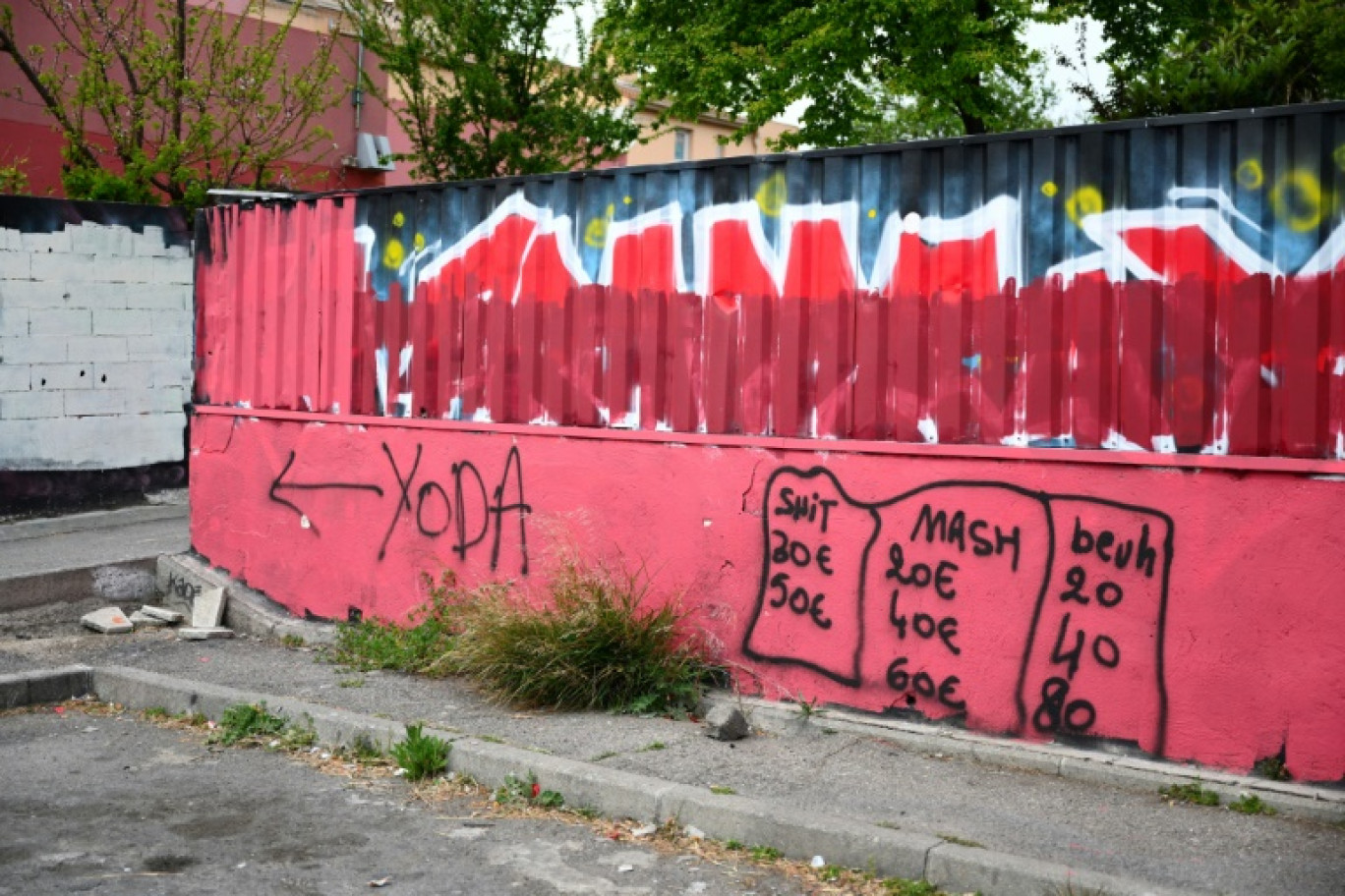 Un graffiti "Yoda" et le prix des drogues sur un mur de la cité de la Paternelle, dans les quartiers nord de Marseille, le 31 mars 2023 © Christophe SIMON