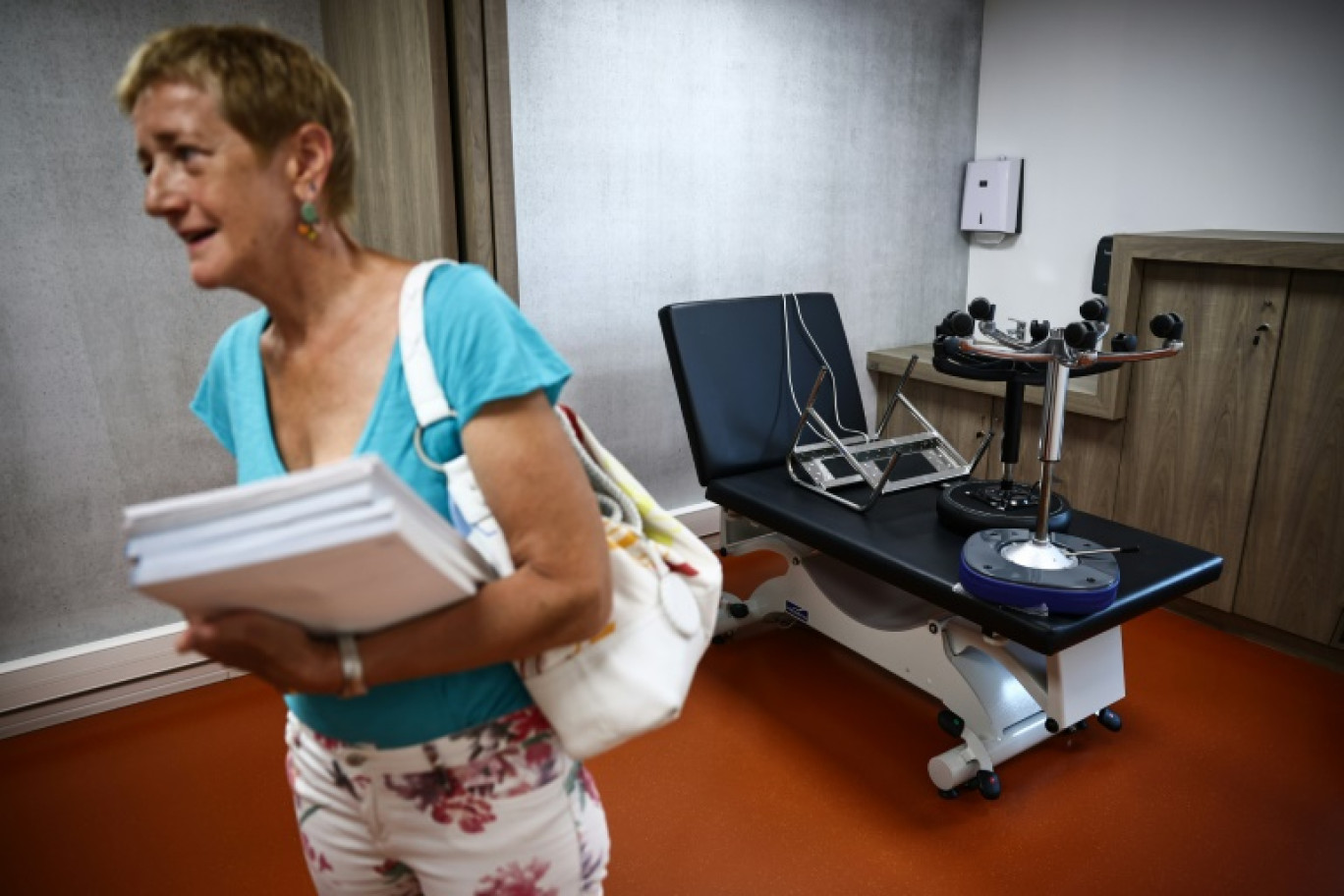 Le Dr Isabelle Willemain quitte le centre médical de Bourtzwiller à Mulhouse, le 18 août 2023 © SEBASTIEN BOZON