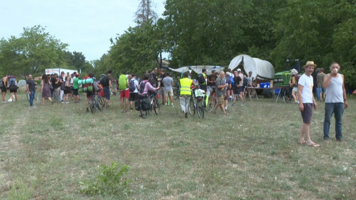 Manifestation à Lezay, dans les Deux-Sèvres, d'opposants aux mégabassines, le 18 août 2023 © YOHAN BONNET