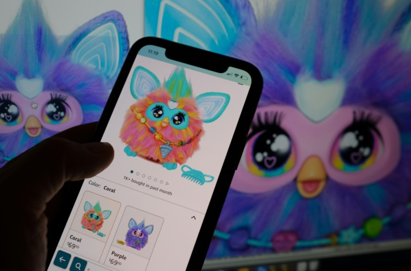 La peluche interactive Furby de Hasbro, version 2023, sur un écran de smarphone, le 15 août 2023 à Los Angeles © Chris DELMAS