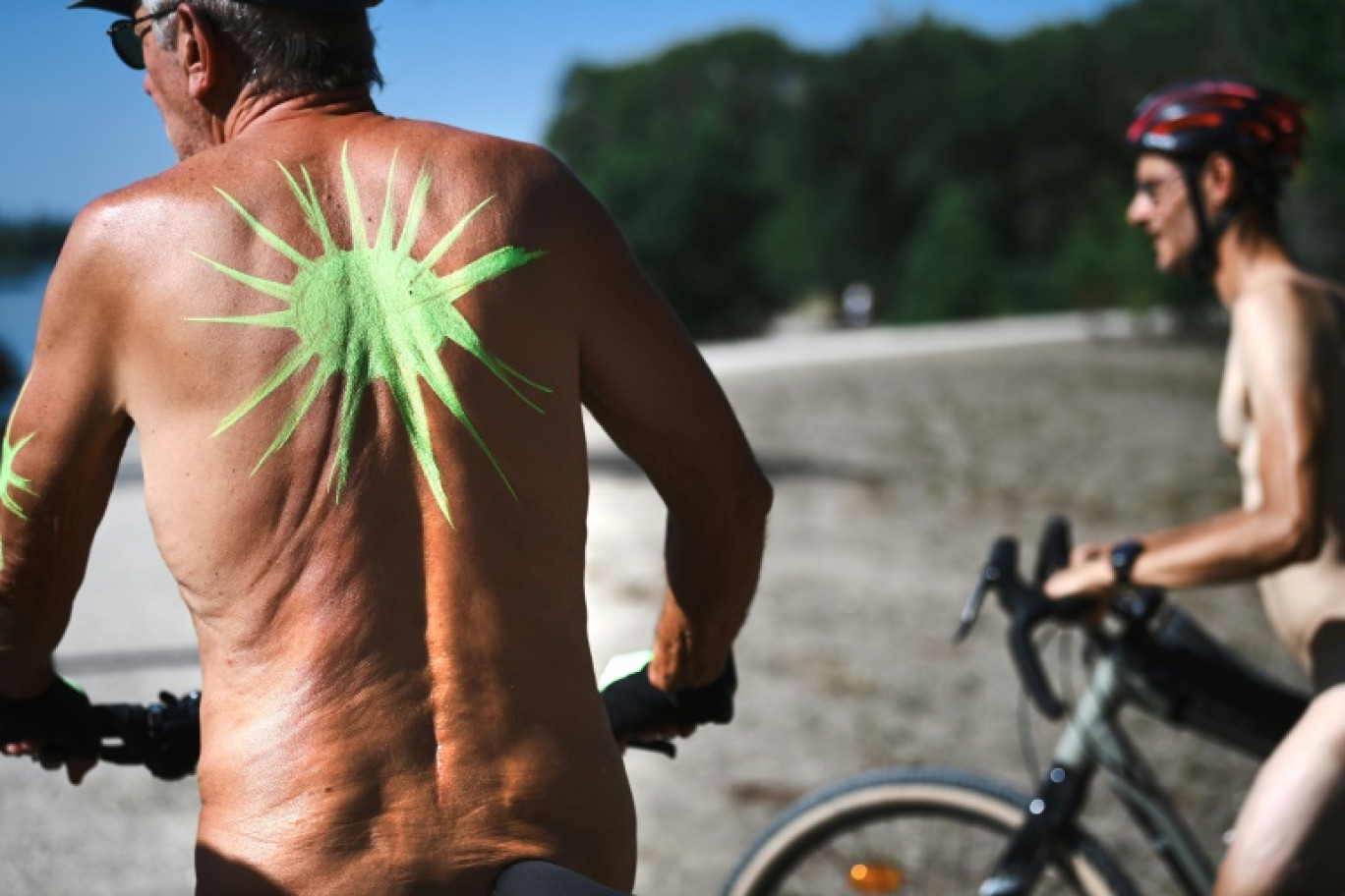 Des cyclistes nus mobilisés pour la défense du climat, la biodiversité et la défense du naturisme, le 19 août 2023 dans le parc Miribel-Jonage près de Lyon © OLIVIER CHASSIGNOLE