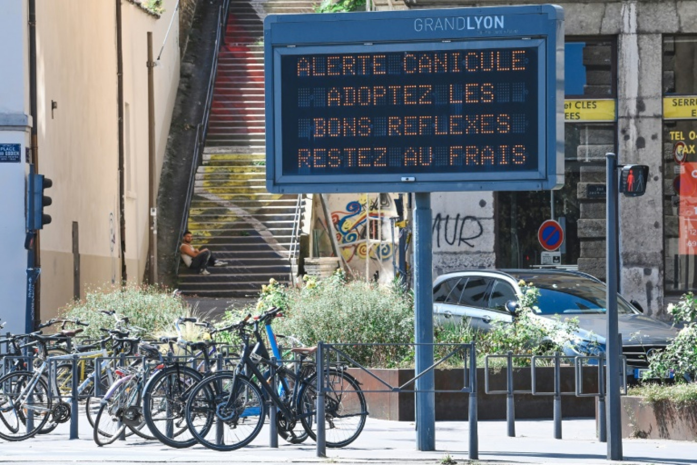 Un panneau met en garde contre une alerte canicule le 18 août 2023 à Lyon © OLIVIER CHASSIGNOLE