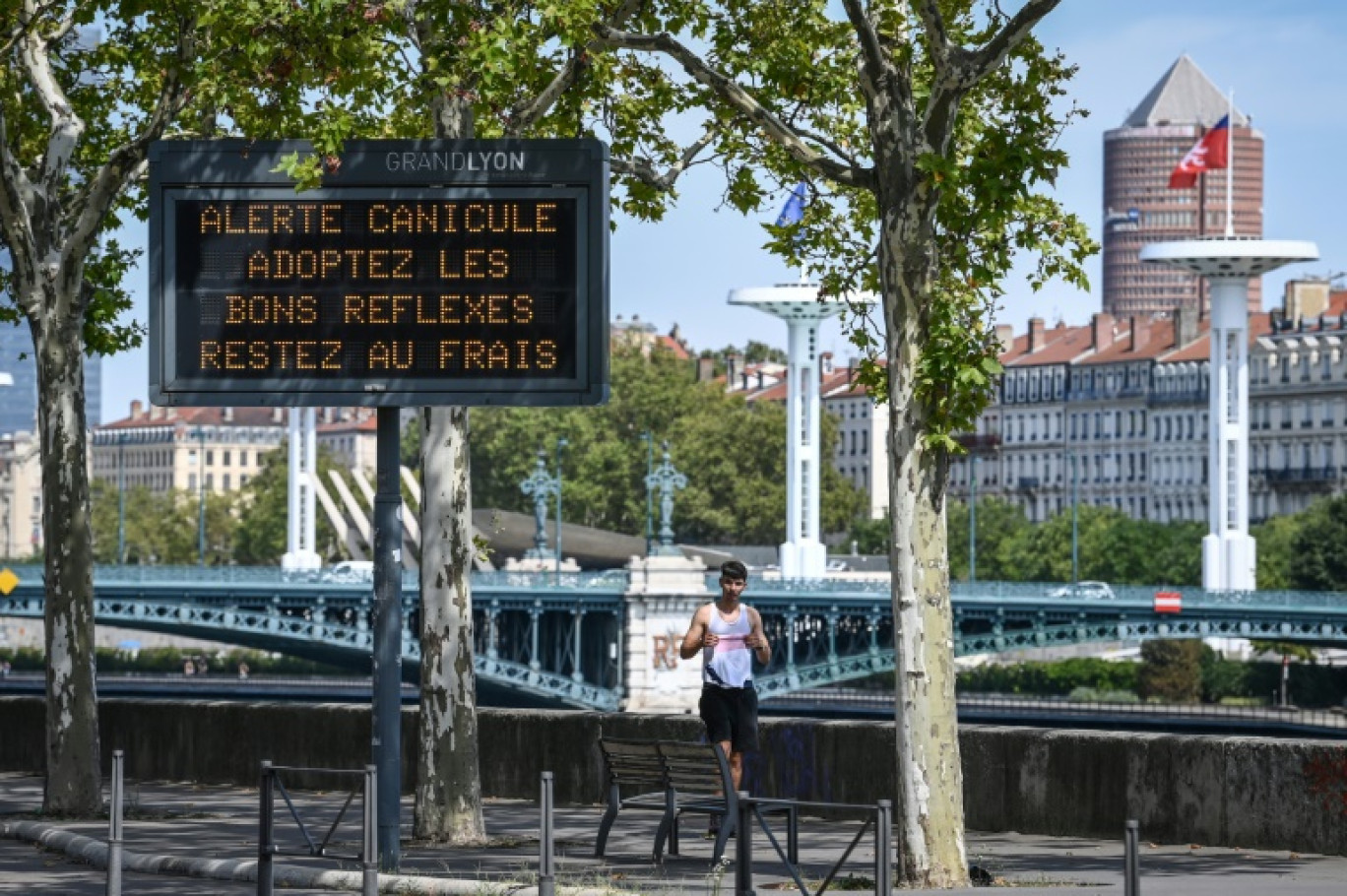 Un panneau met en garde contre une alerte canicule le 18 août 2023 à Lyon © OLIVIER CHASSIGNOLE