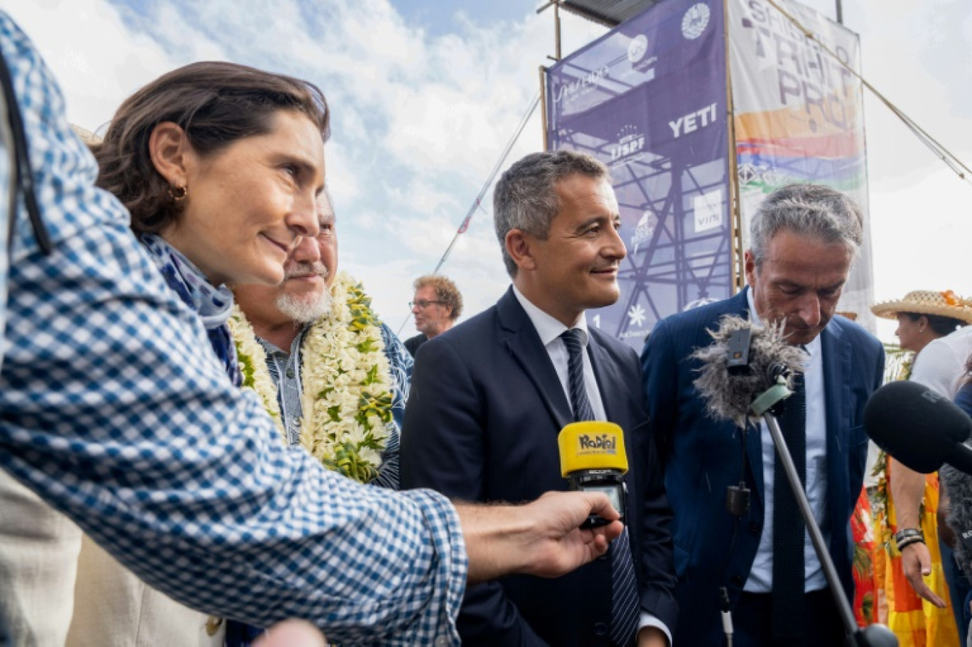 Les ministres de l'Intérieur Gérald Darmanin (C), des Sports Amélie Oudéa-Castera (G) et des Outre-mer  Philippe Vigier le 16 août 2023 à  Teahupoo, en Polynésie française © Suliane FAVENNEC