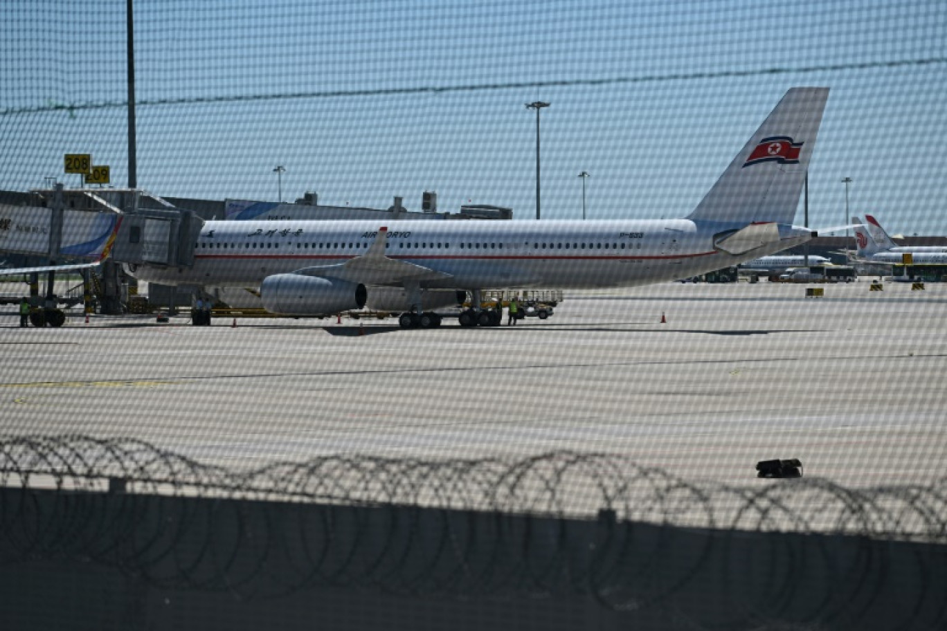 Un avion de la compagnie nord-coréenne Air Koryo sur le tarmac de l'aéroport de Pékin, le 22 août 2023 © GREG BAKER