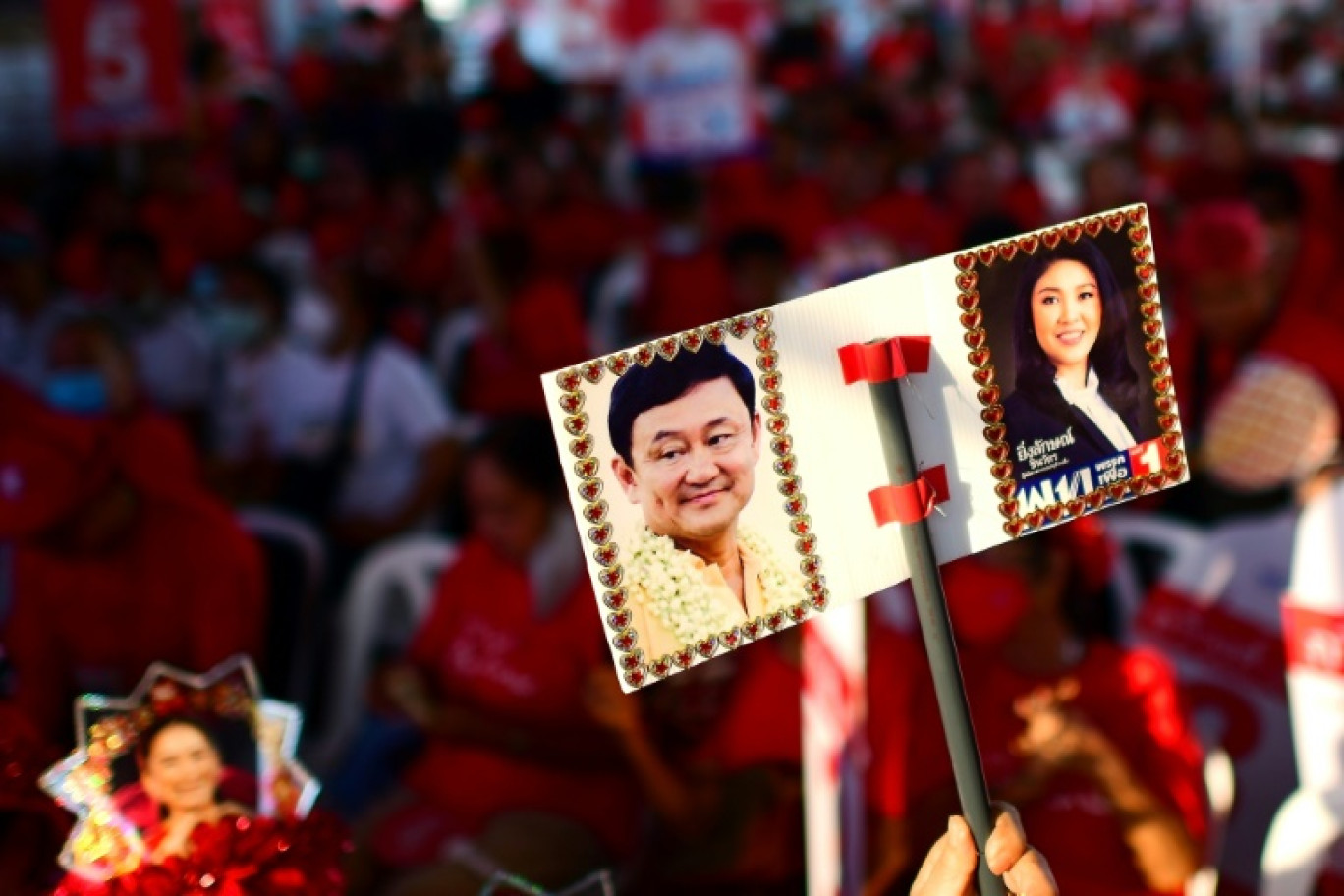 Un portrait de l'ancien Premier ministre thaïlandais Thaksin Shinawatra et de sa soeur Yingluck Shinawatra lors d'un meeting électoral du parti Pheu Thai, le 28 avril 2023 à Bangkok © MANAN VATSYAYANA