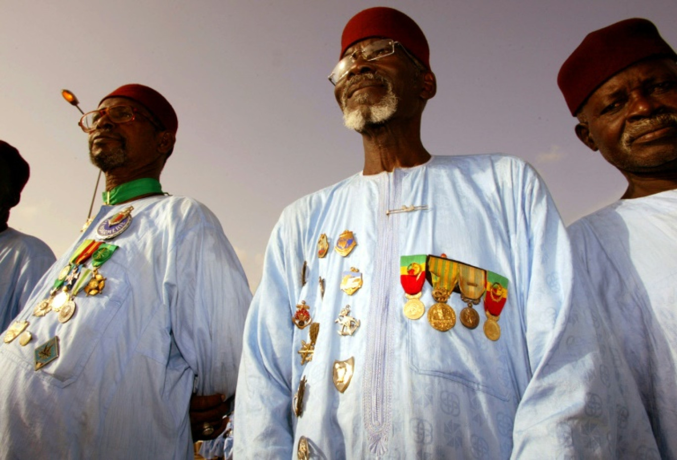 D'anciens tirailleurs sénégalais de l'armée française participent le 23 août 2005 à Dakar à une cérémonie du souvenir en hommage aux soldats africains morts pour la France © AFP