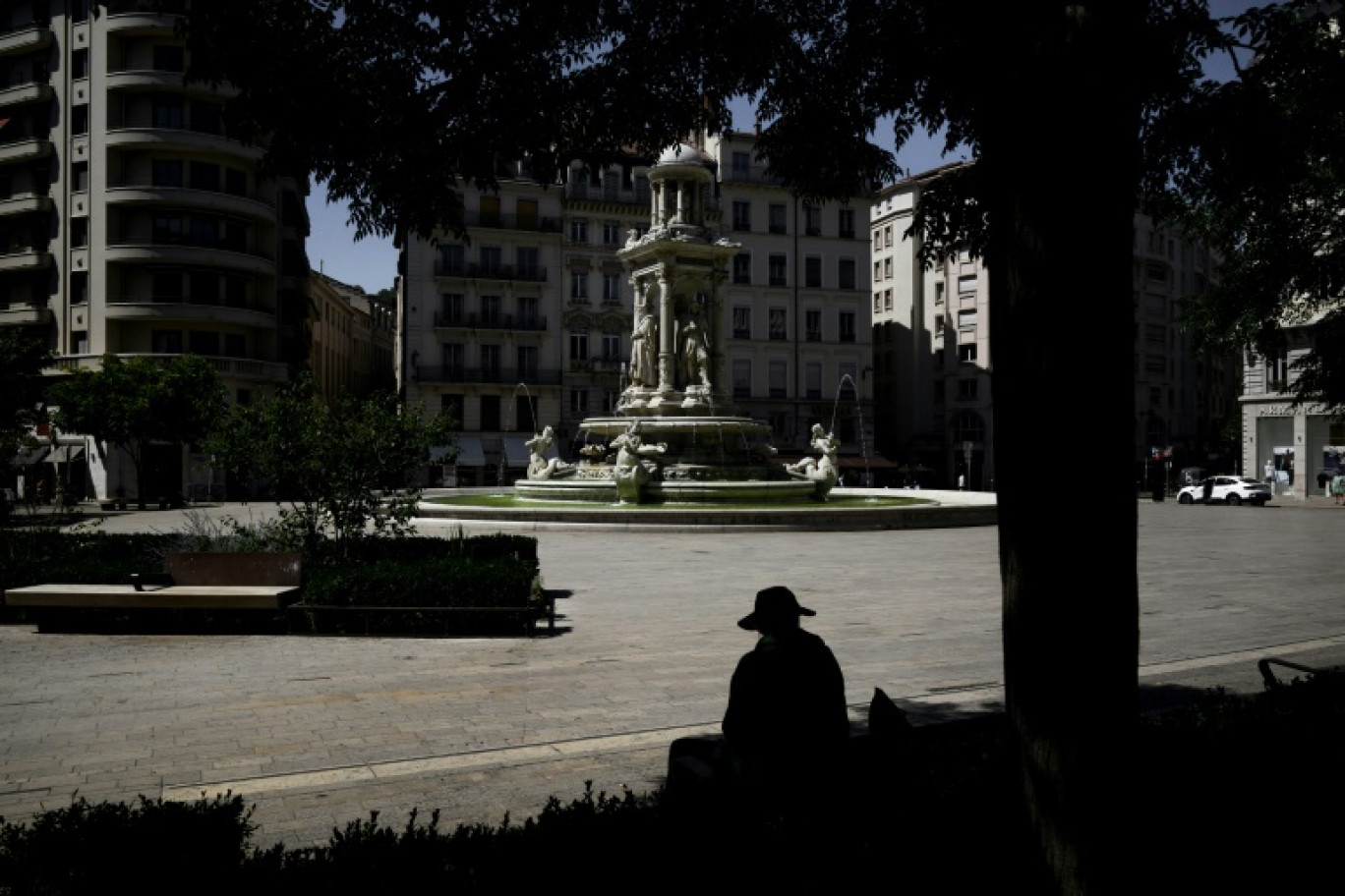 Un homme assis à l'ombre, le 21 août 2023 à Lyon pendant un épisode de canicule en France © JEFF PACHOUD