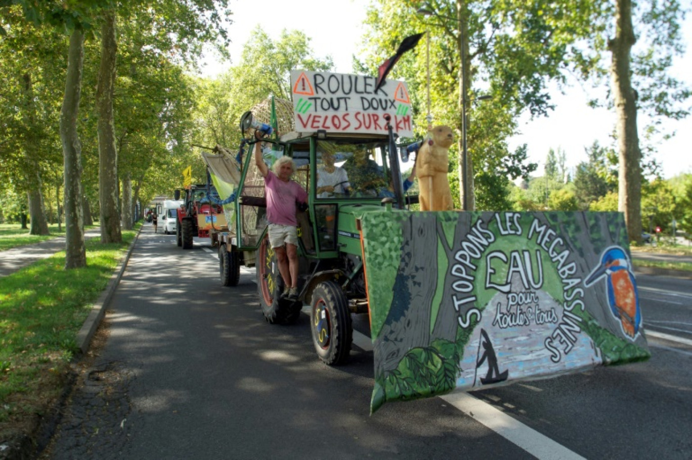 Des participants au Convoi de l'eau devant le tribunal de Tours, en Indre-et-Loire, le 22 août 2023 © GUILLAUME SOUVANT