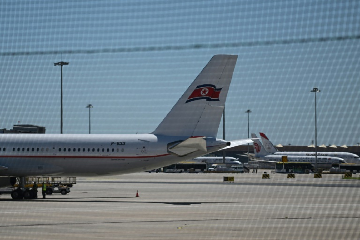 Un avion d'Air Koryo à l'aéroport de Pékin le 22 août 2023, le premier vol commercial international de la Corée du Nord depuis trois ans à atterrir à Pékin © GREG BAKER