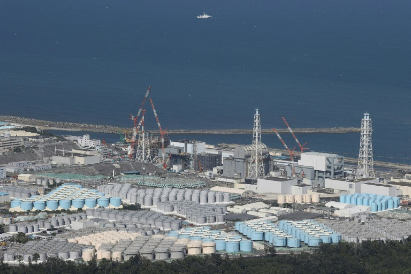 Vue aérienne des réservoirs d'eau traitée de la centrale nucléaire de Fukushima Daiichi, le 24 août 2023 au Japon © STR