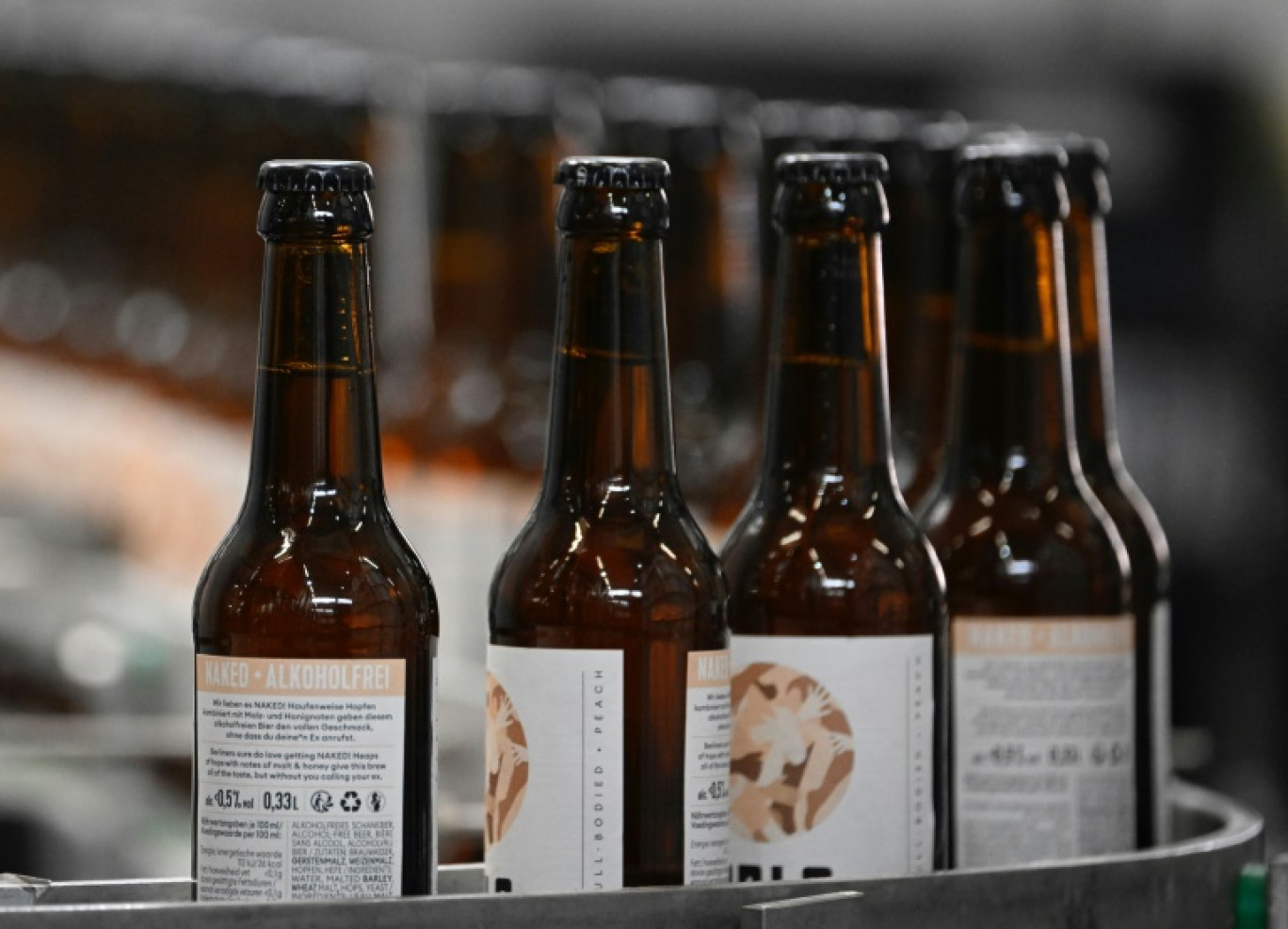 Des bouteilles de bière "Naked", sans alcool, à l'usine de la brasserie BRLO, dans le quartier de Spandau, le 21 août 2023 à Berlin © Tobias SCHWARZ