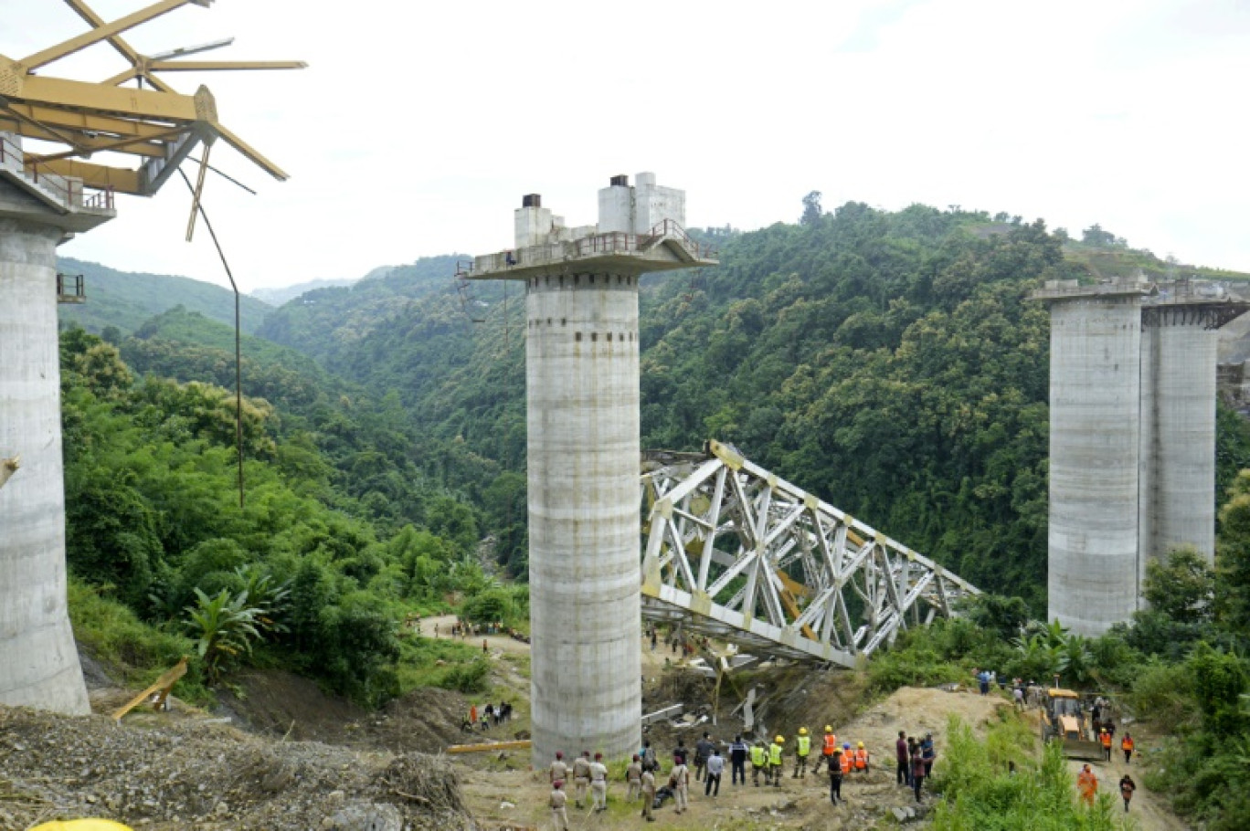 Un pont ferroviaire en construction s'est effondré à Sairang, dans le nord-est de l'Inde, le 23 août 2023 © -