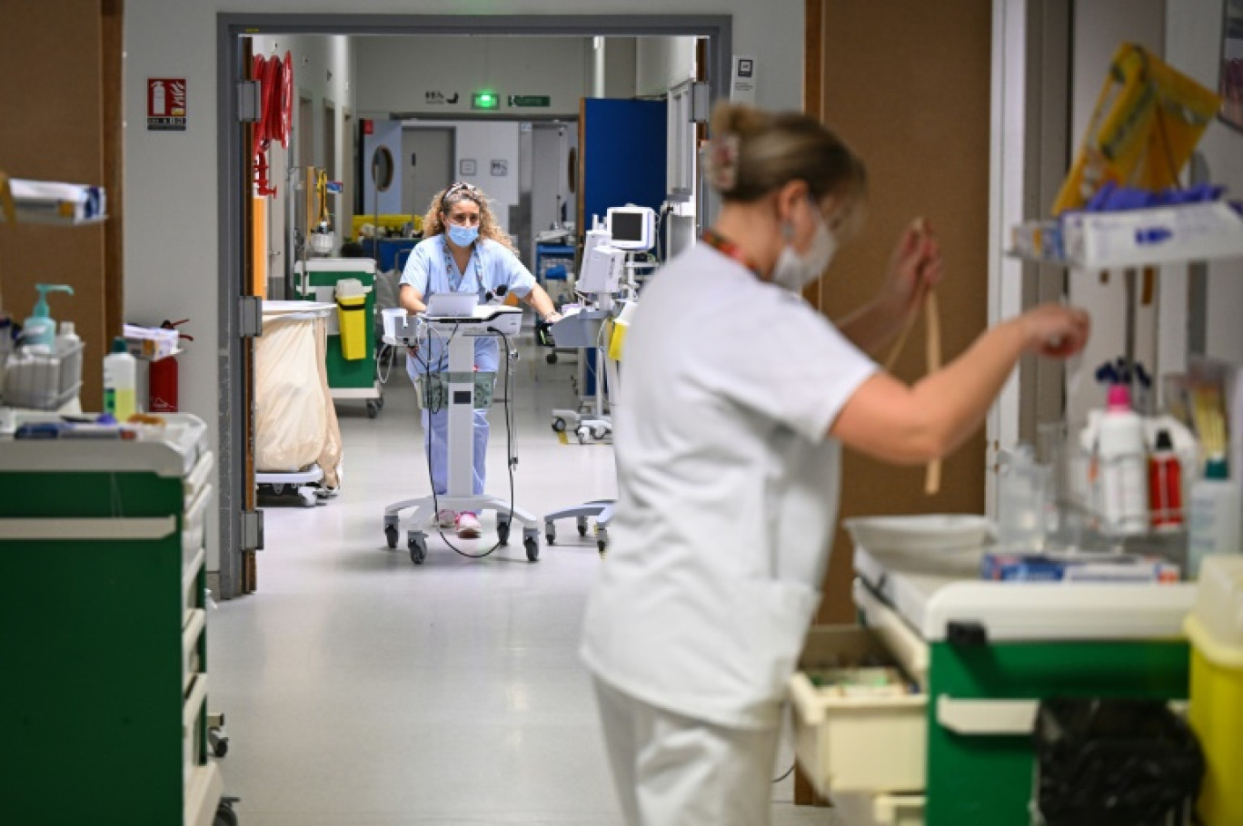 Des infirmières dans les couloirs des urgences de l'hôpital Emile Muller, le 16 janvier 2023 à Mulhouse © SEBASTIEN BOZON